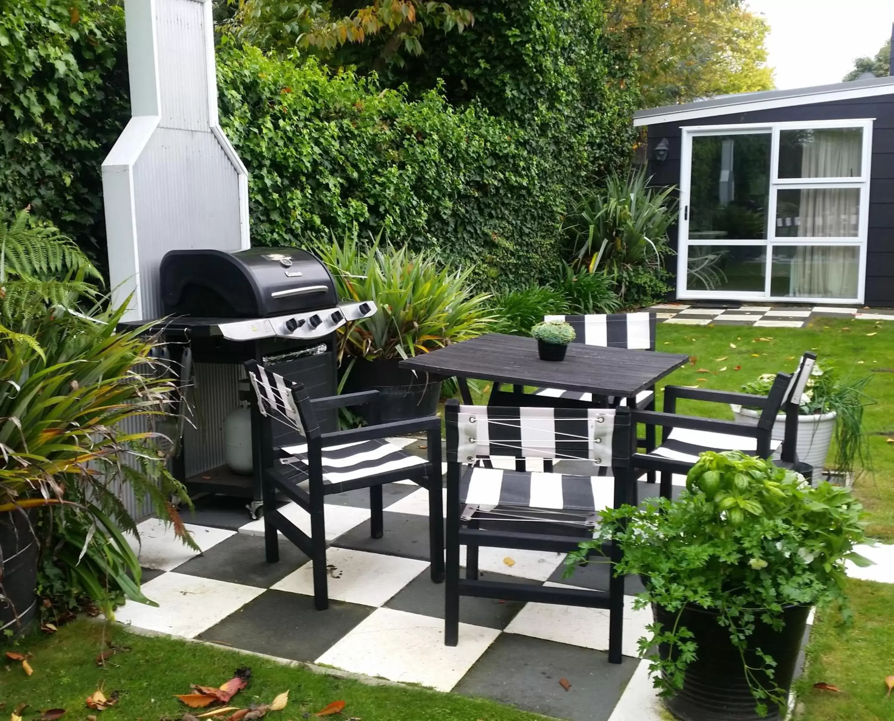 Garden, BBQ Facilities in The Lake Motel