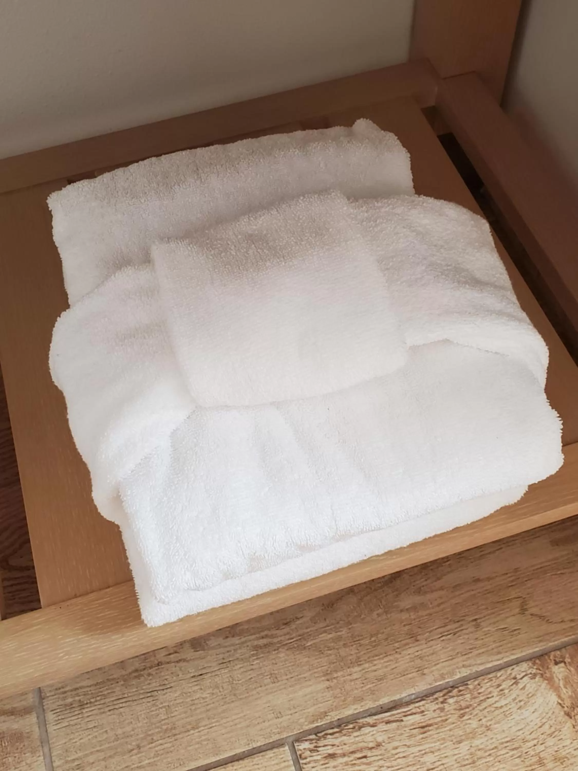 Shower, Bed in Moonstone Beach Motel