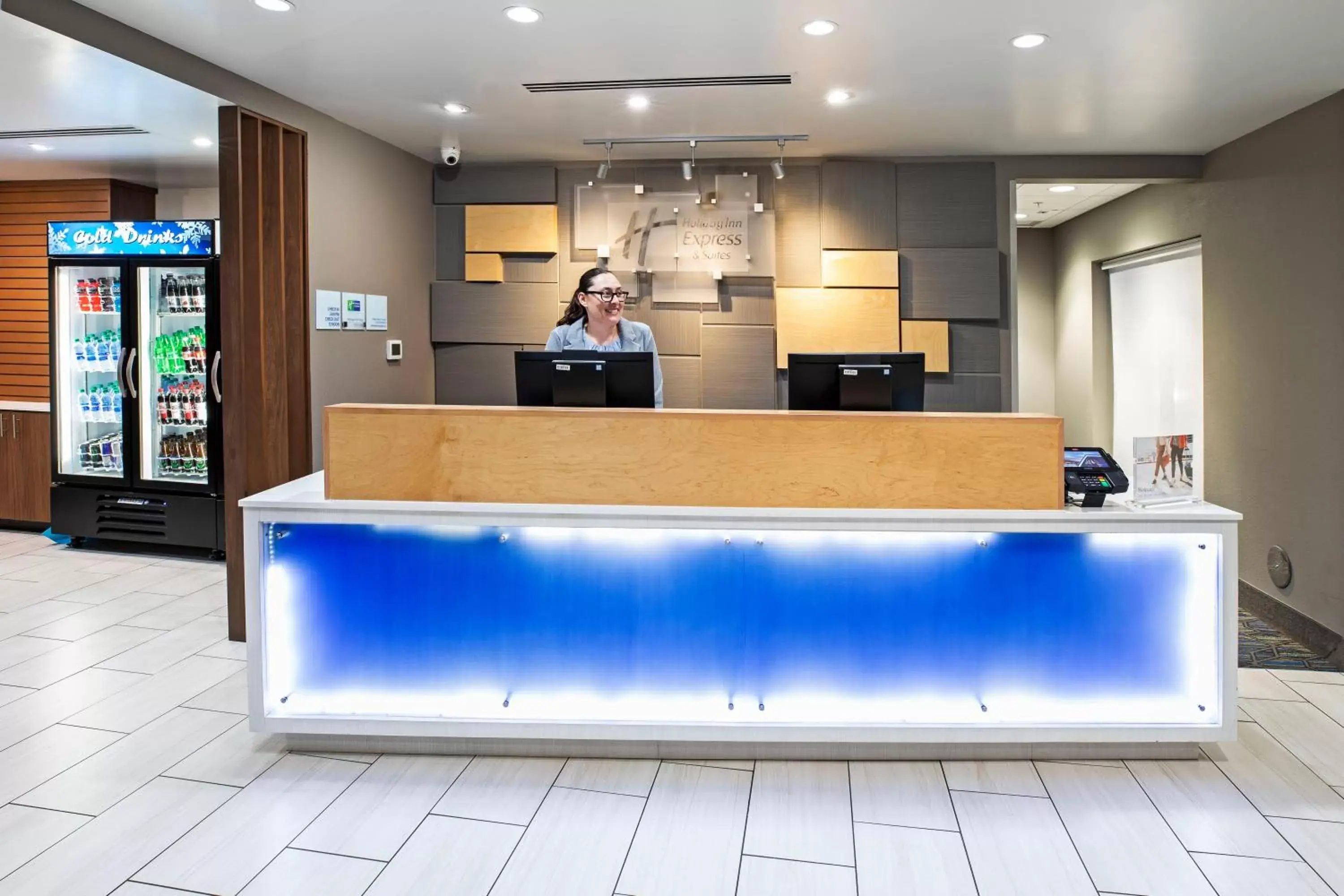 Property building, Lobby/Reception in Holiday Inn Express & Suites Tulsa South - Woodland Hills, an IHG Hotel
