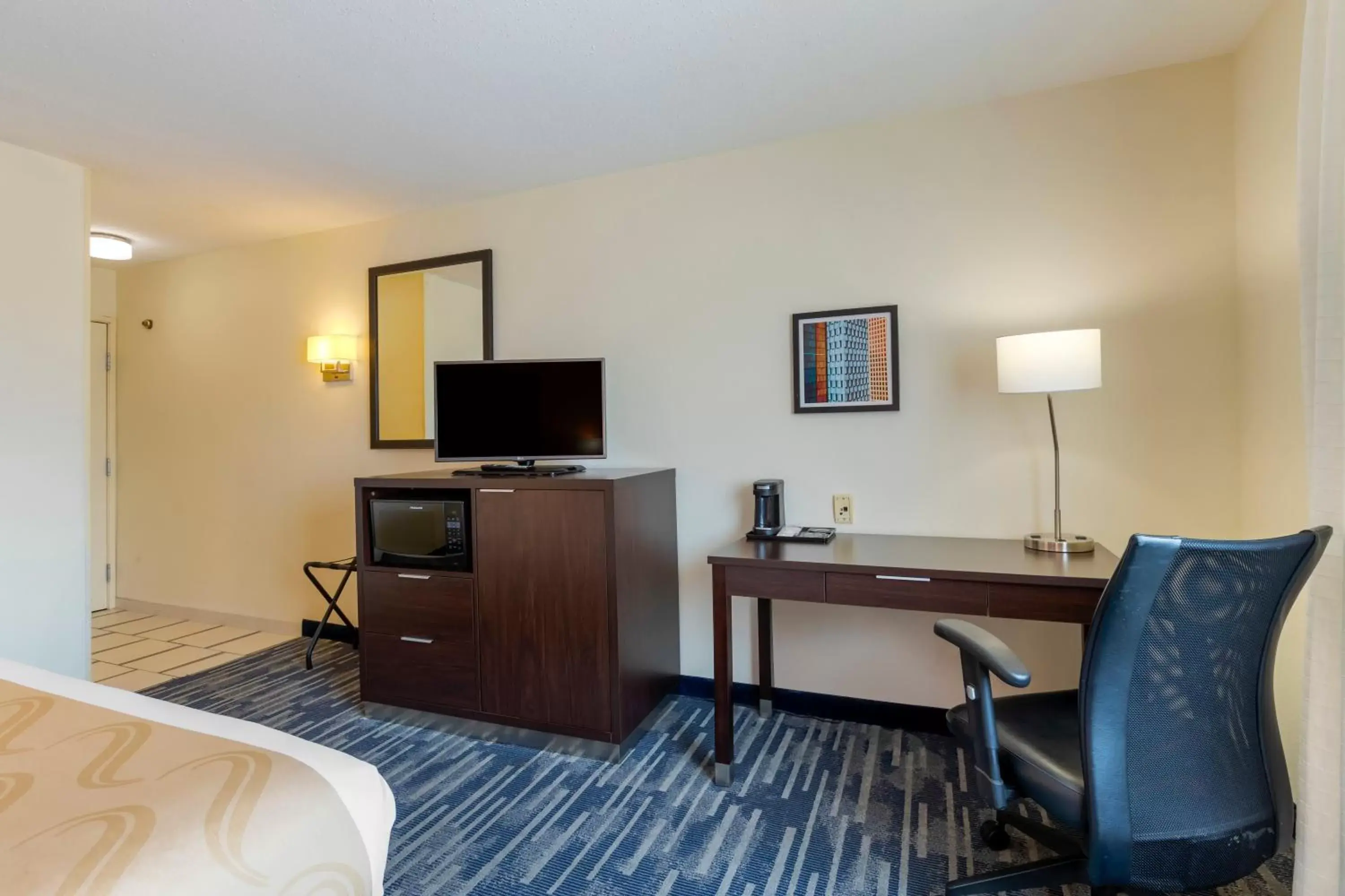 TV and multimedia, TV/Entertainment Center in Quality Inn & Suites Keokuk North