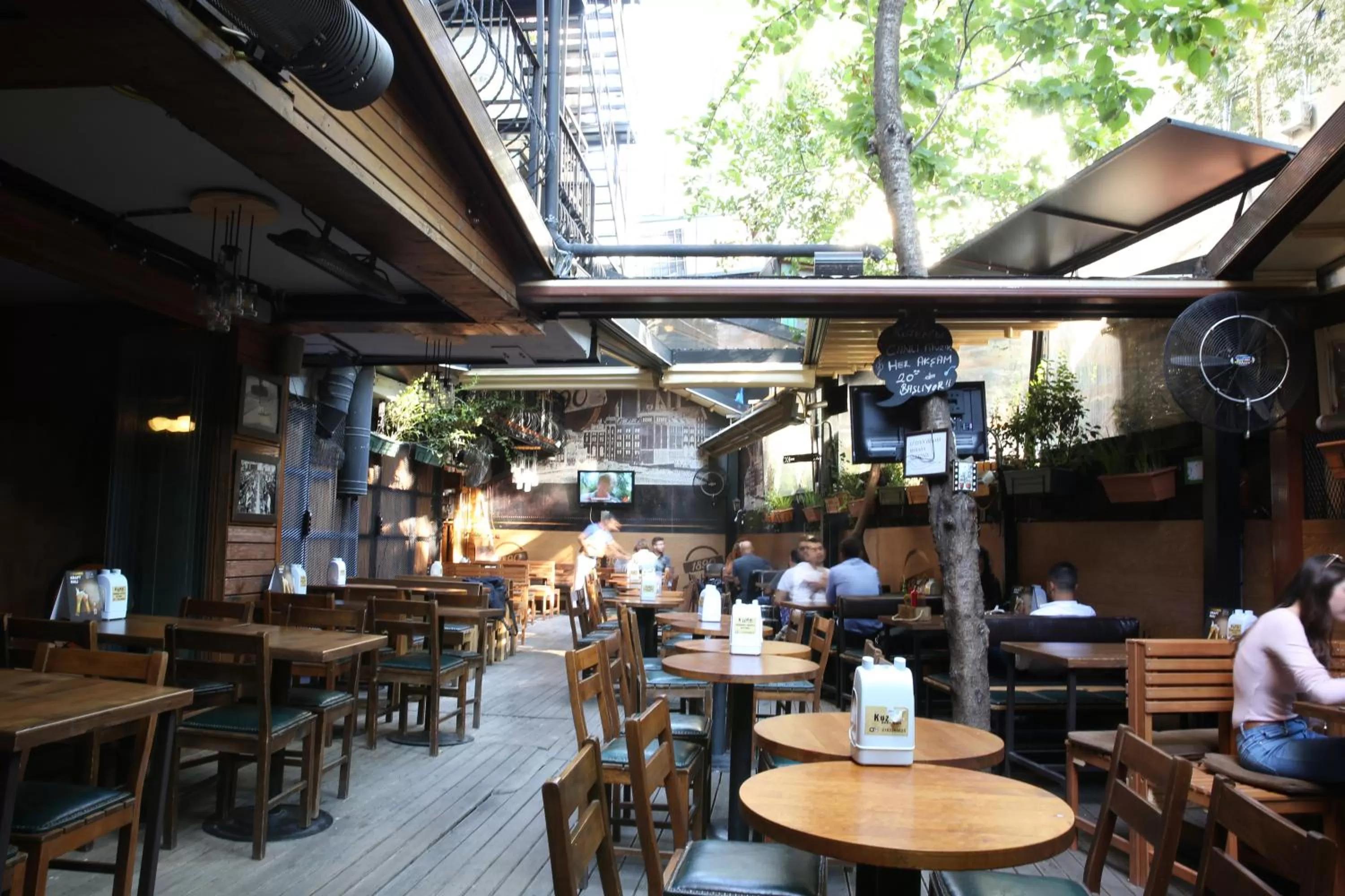 Restaurant/places to eat in Kuzen Otel