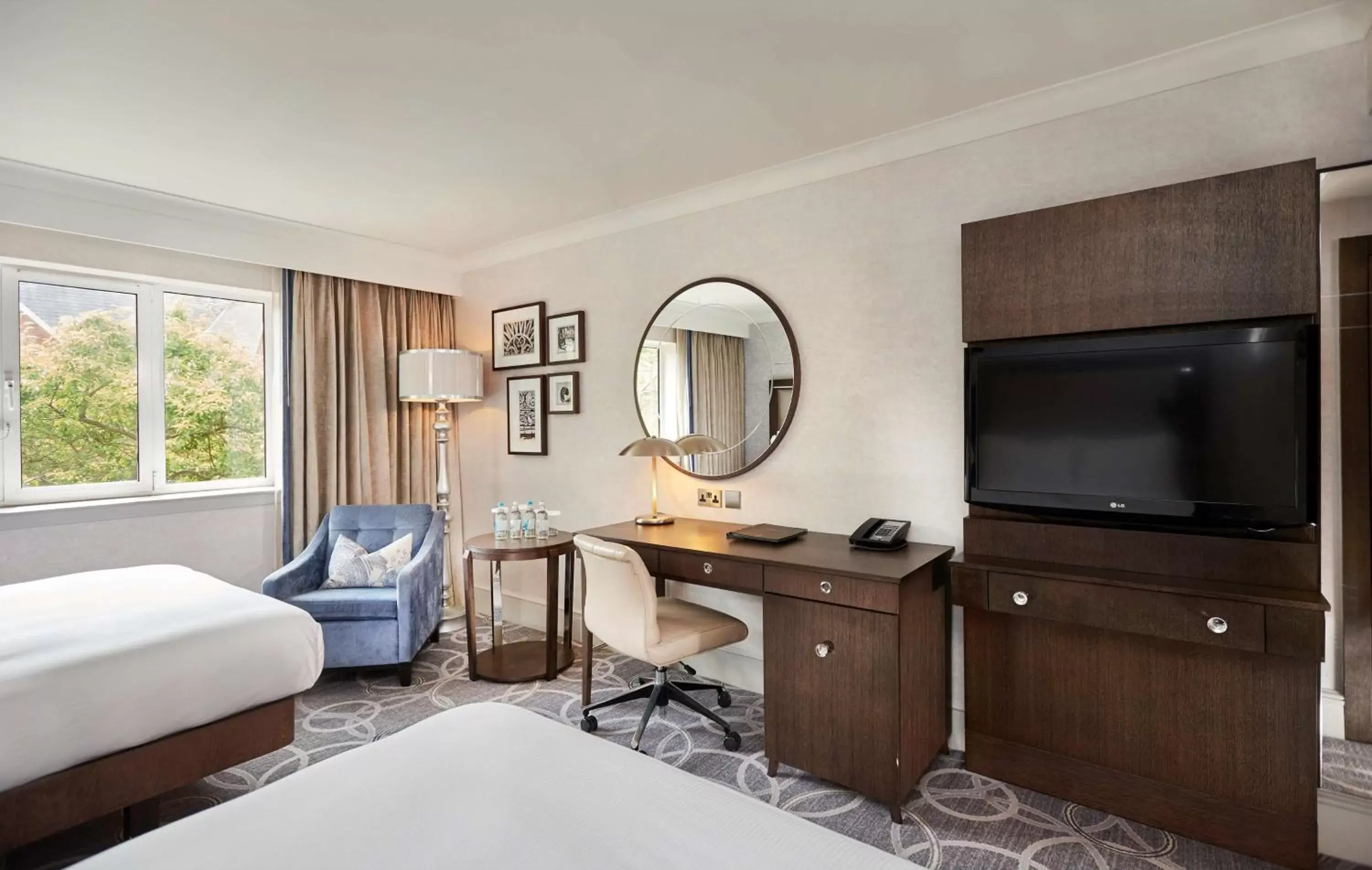 Bedroom, TV/Entertainment Center in DoubleTree by Hilton St. Anne's Manor