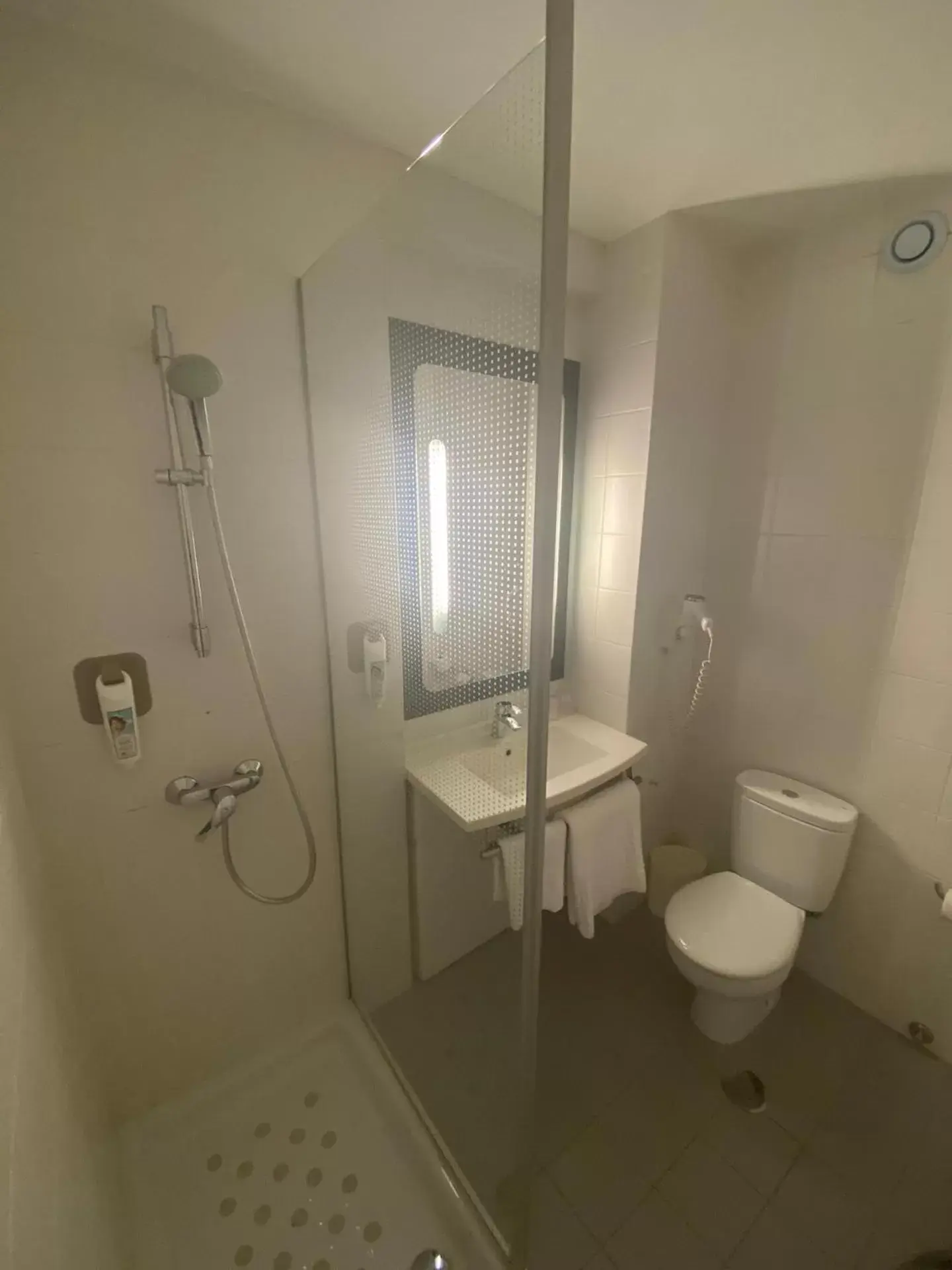 Shower, Bathroom in Hotel ibis Braga