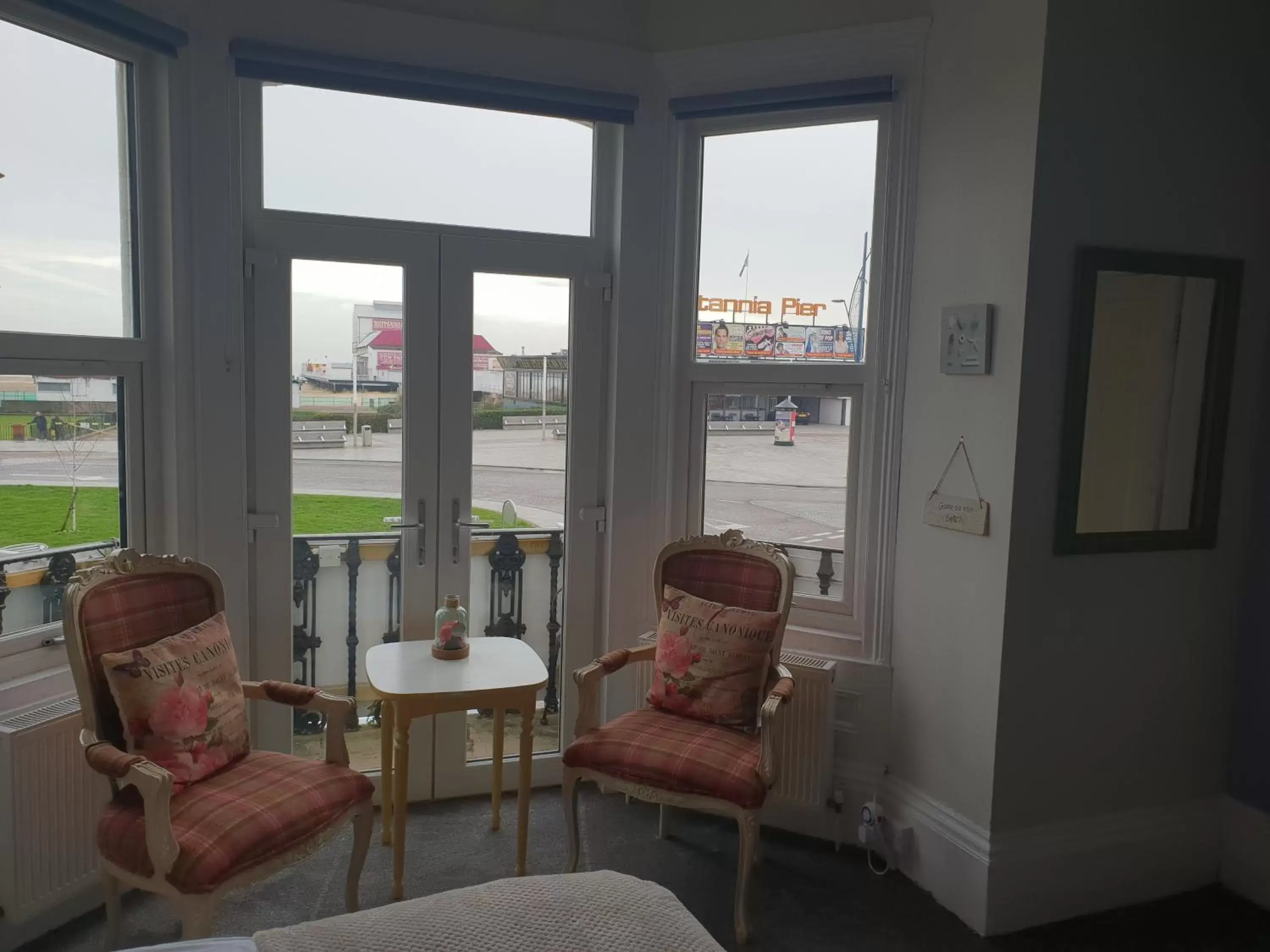 Bedroom, Seating Area in Henrys on the Prom