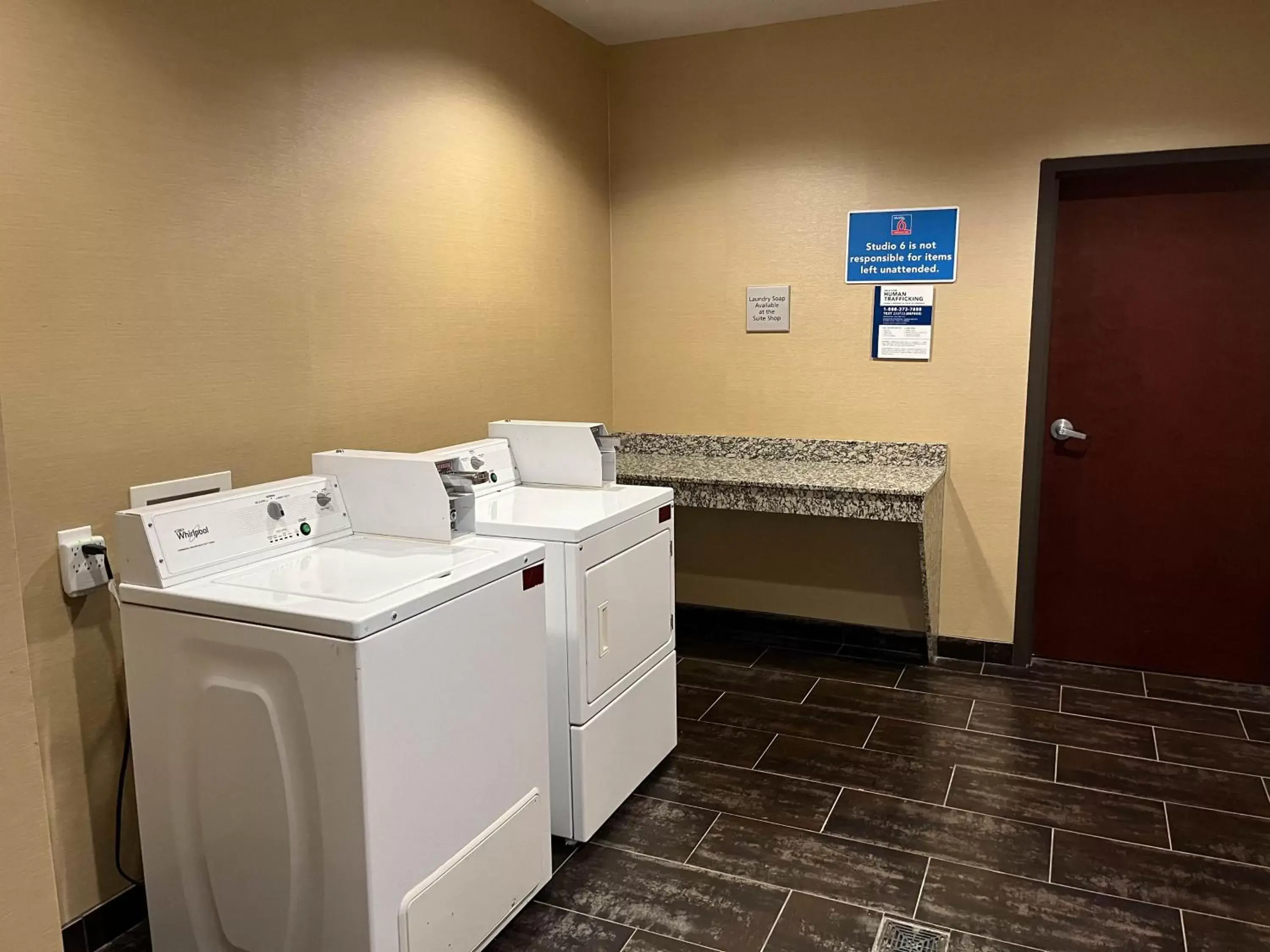 laundry, Kitchen/Kitchenette in Studio 6 Suites Pearsall, TX