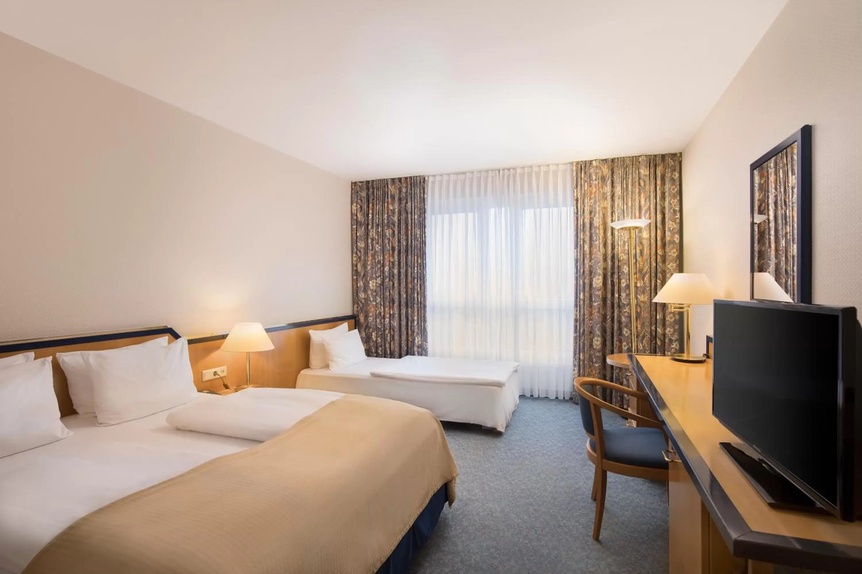 Photo of the whole room, Bed in Holiday Inn Hamburg, an IHG Hotel Photo of the whole room, Bed in Holiday Inn Hamburg, an IHG Hotel