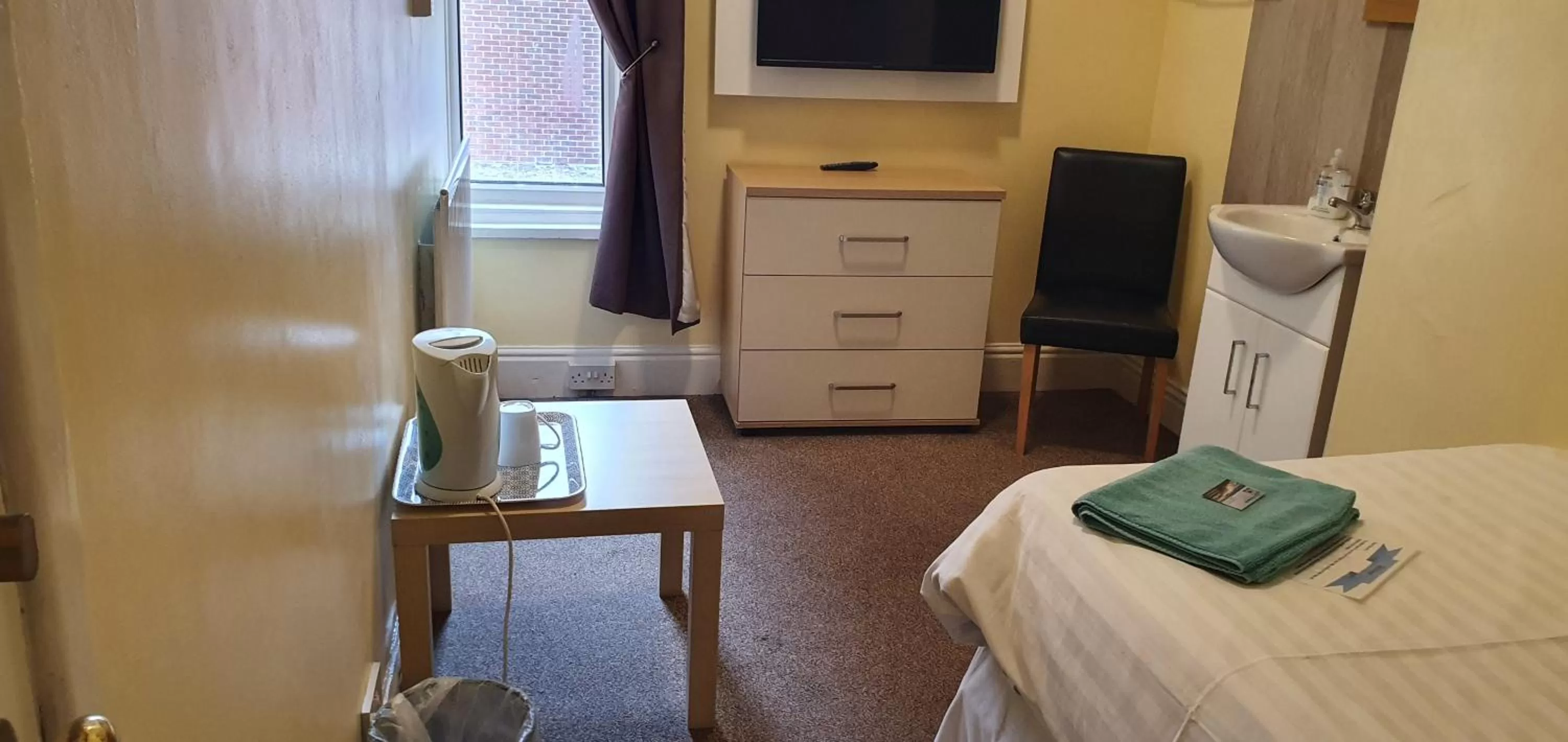 Coffee/tea facilities, TV/Entertainment Center in The Beacon Hotel