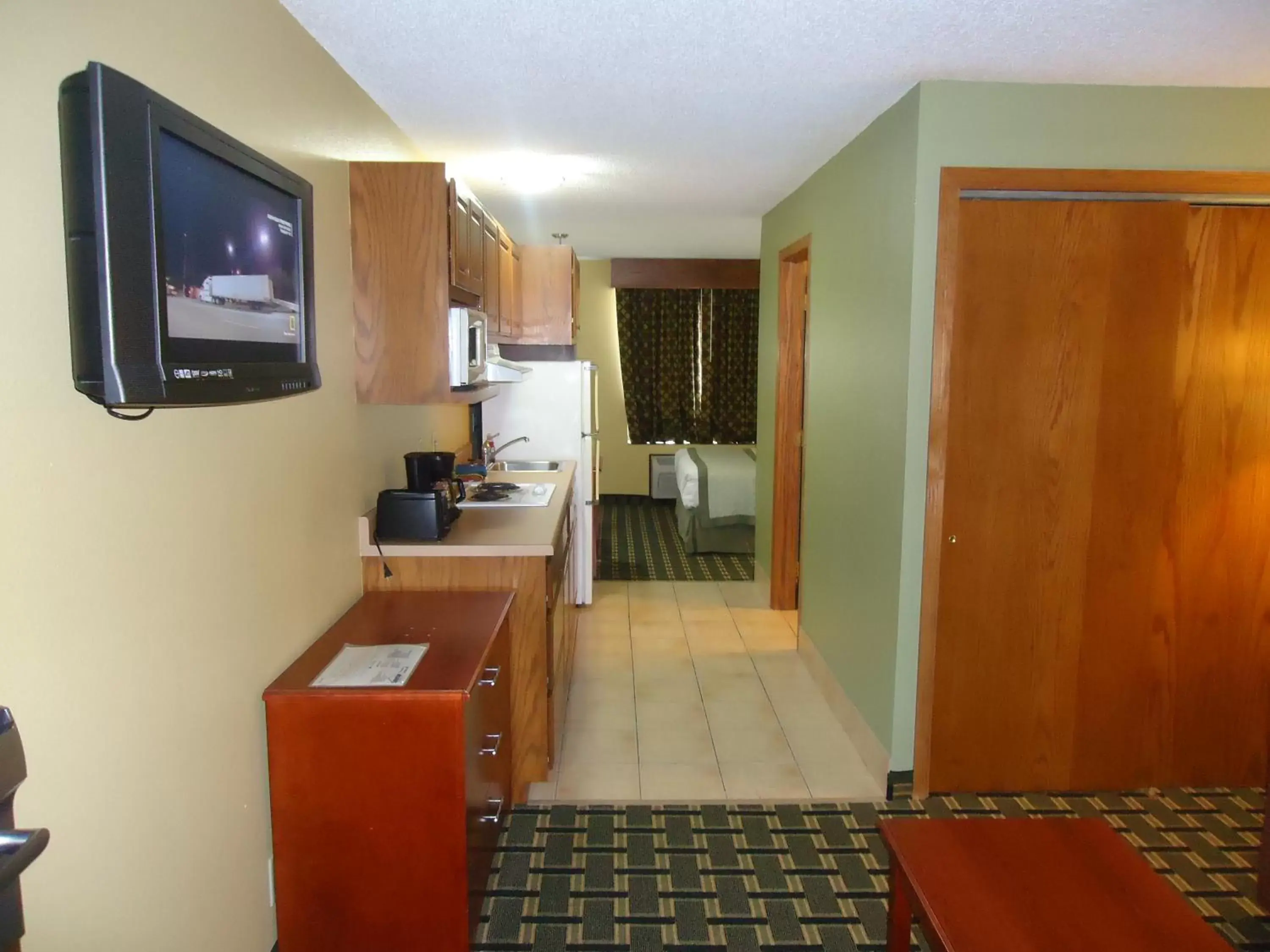 Queen Suite with Sofa Bed - Non-Smoking in TownHouse Extended Stay Hotel Downtown