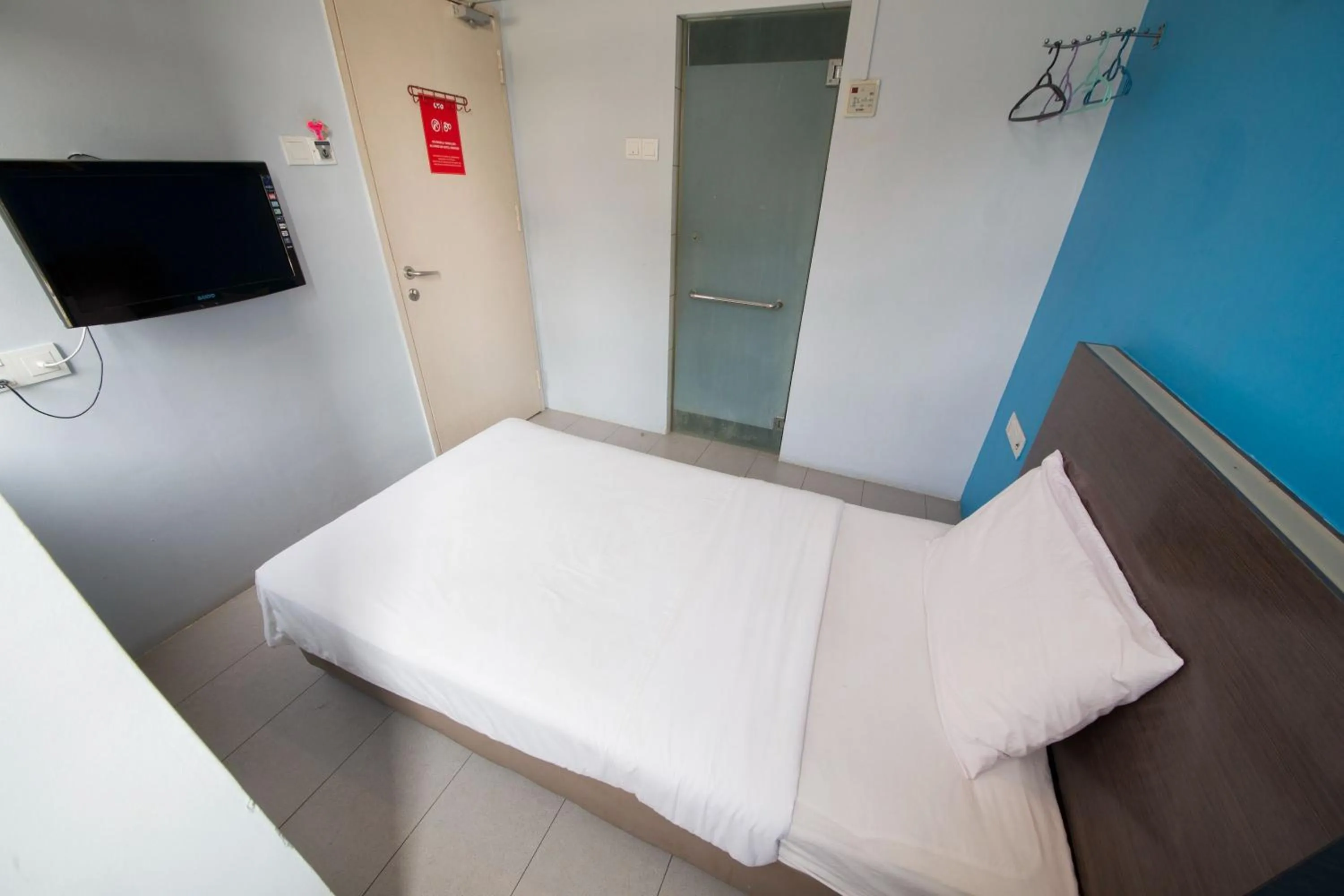 Photo of the whole room, Bed in Golden Pearl Hotel Near Universiti Tun Hussein Onn Malaysia UTHM