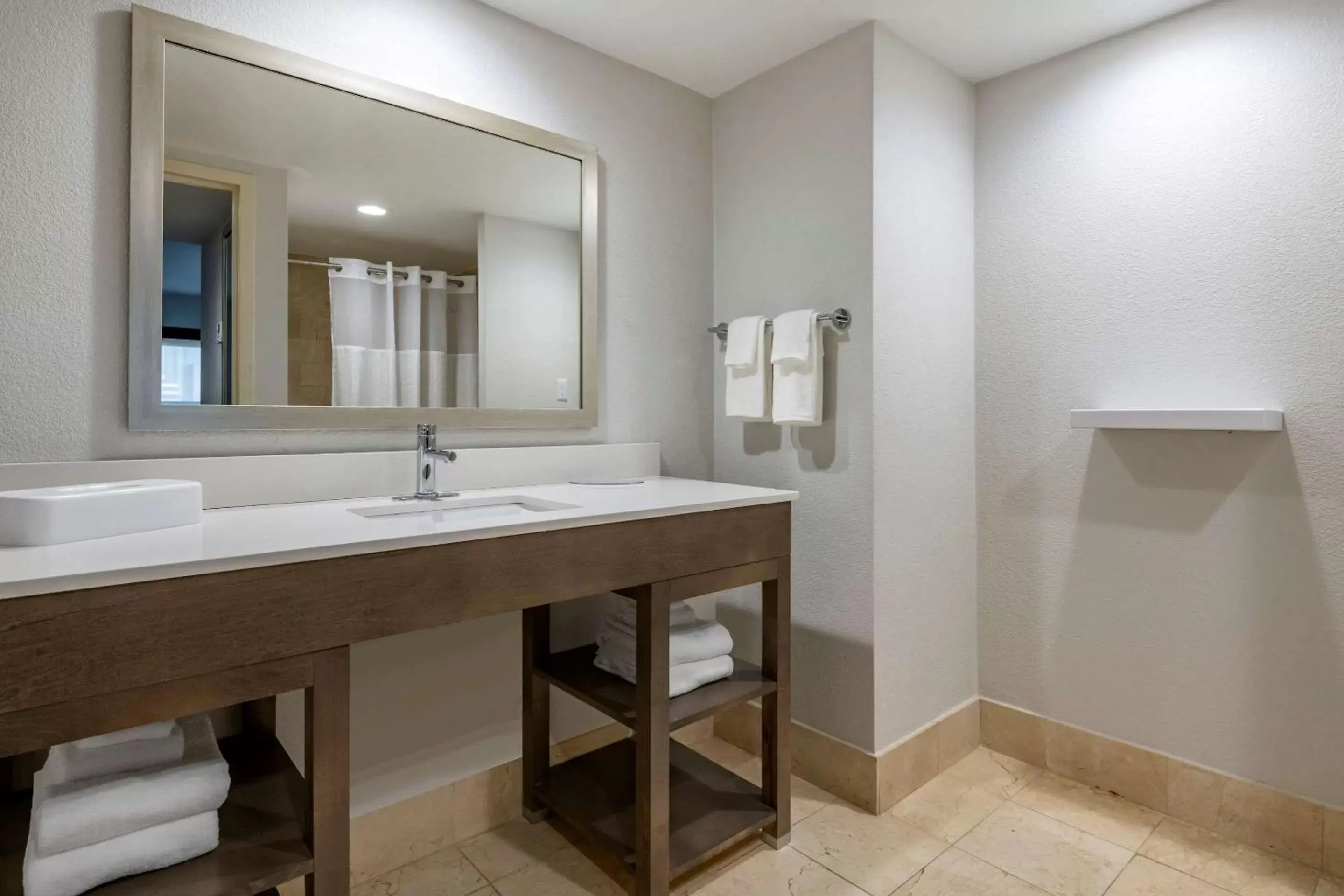 Bedroom, Bathroom in Comfort Inn & Suites Downtown Brickell-Port of Miami