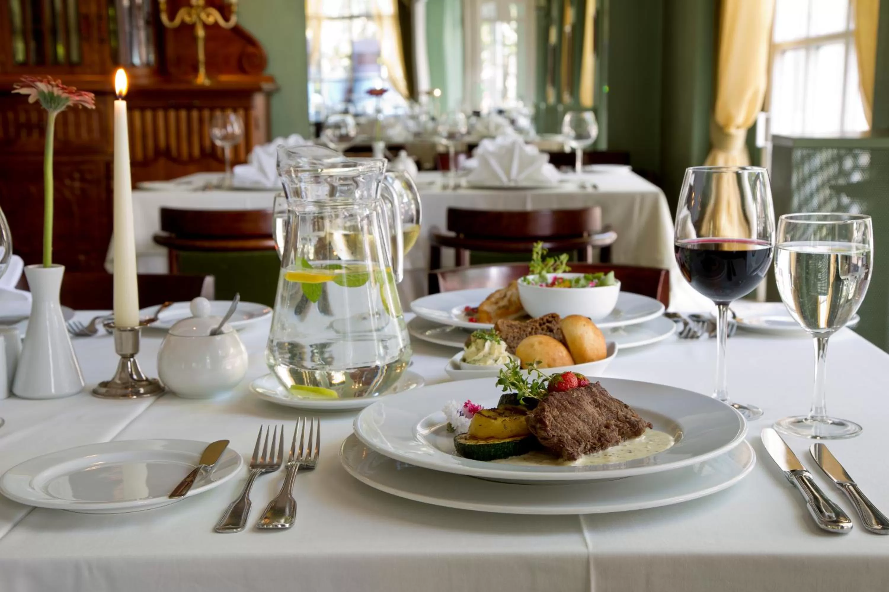 Restaurant/places to eat in Hotel Victoria