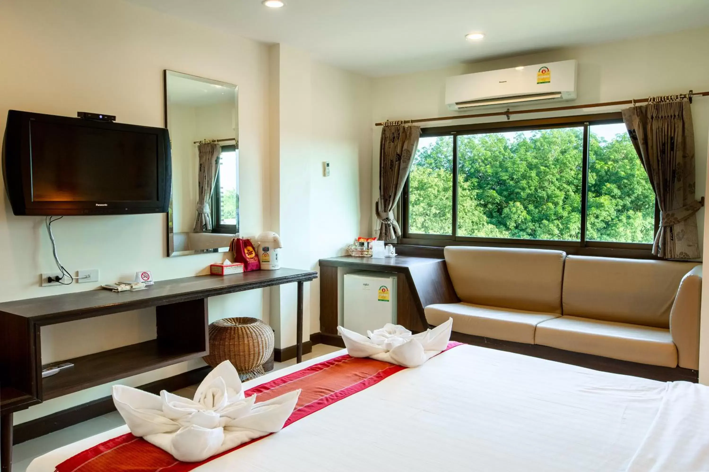 Bed, TV/Entertainment Center in Phanomrungpuri Hotel Buriram
