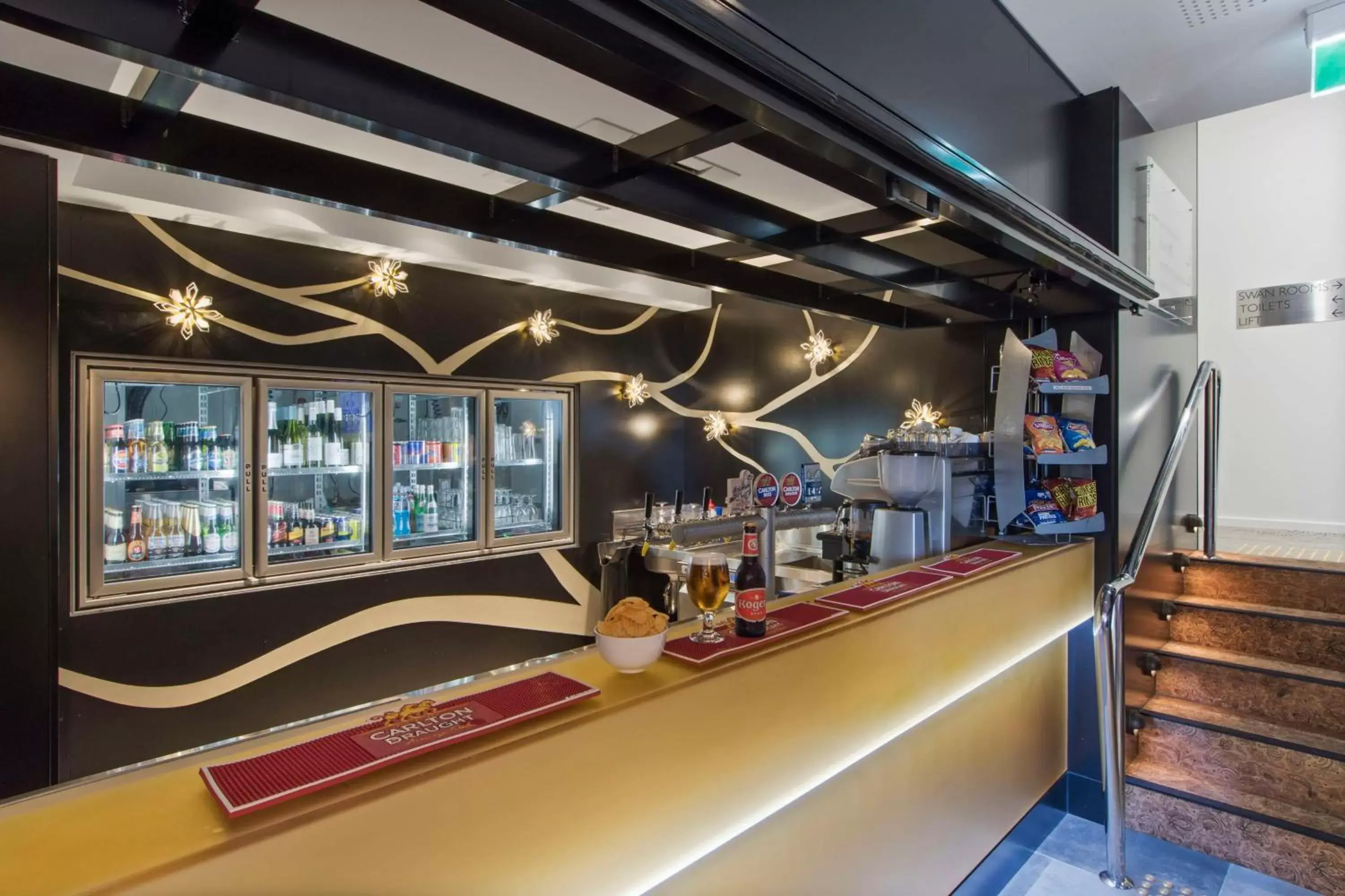 Lounge or bar in Metro Hotel Perth