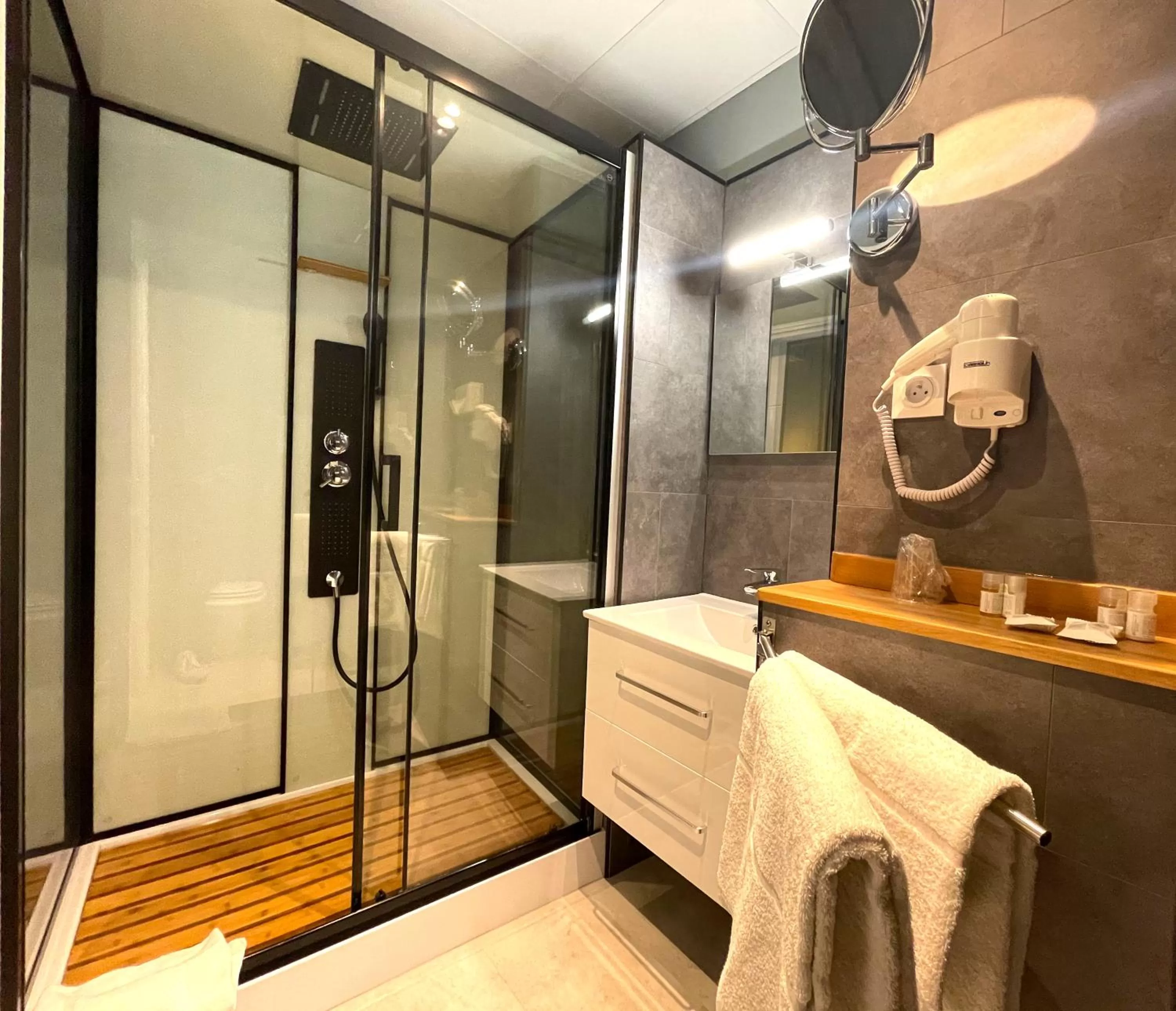 Bathroom in Royal Hôtel