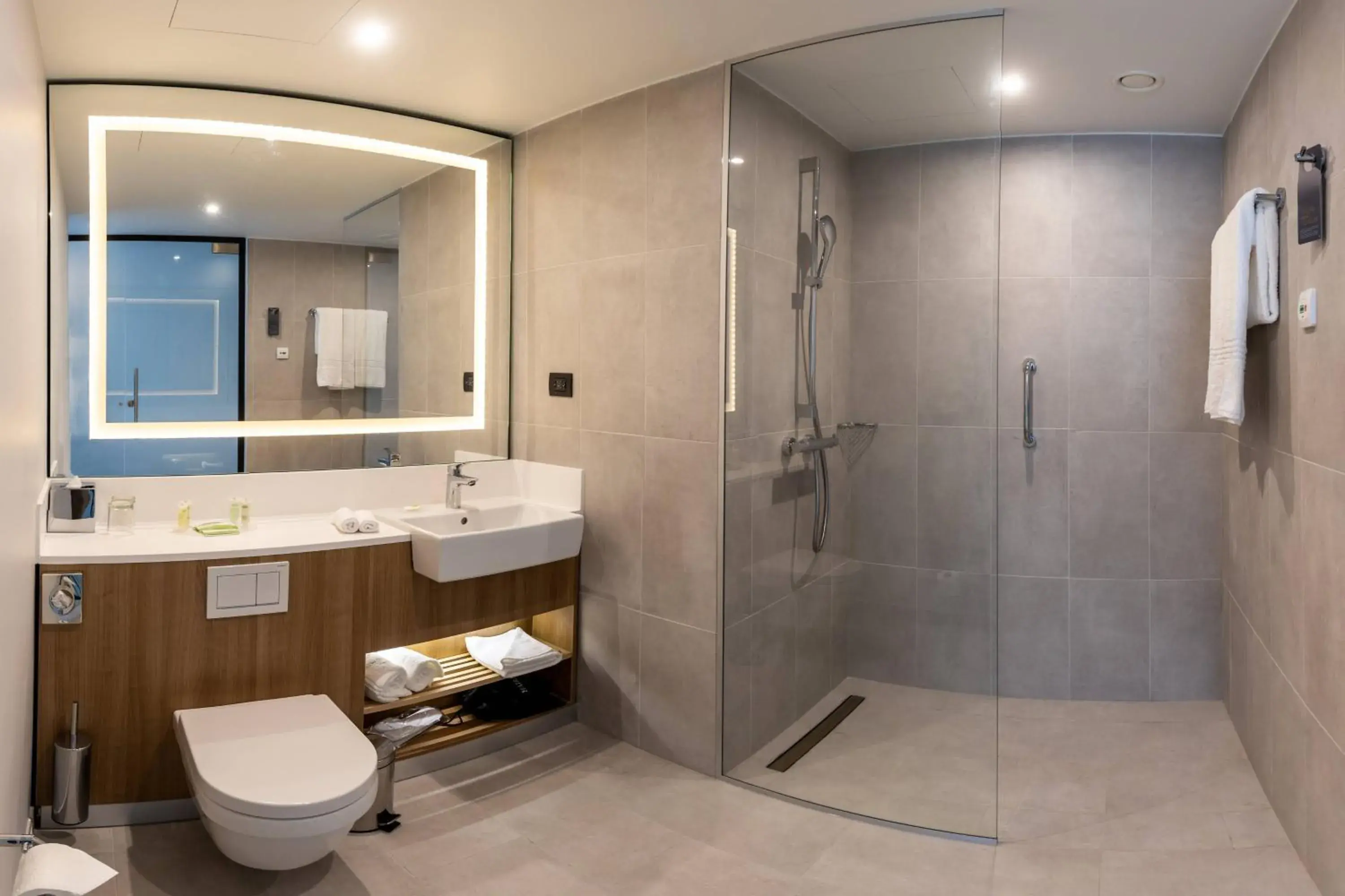 Bathroom in Courtyard by Marriott Bucharest Floreasca