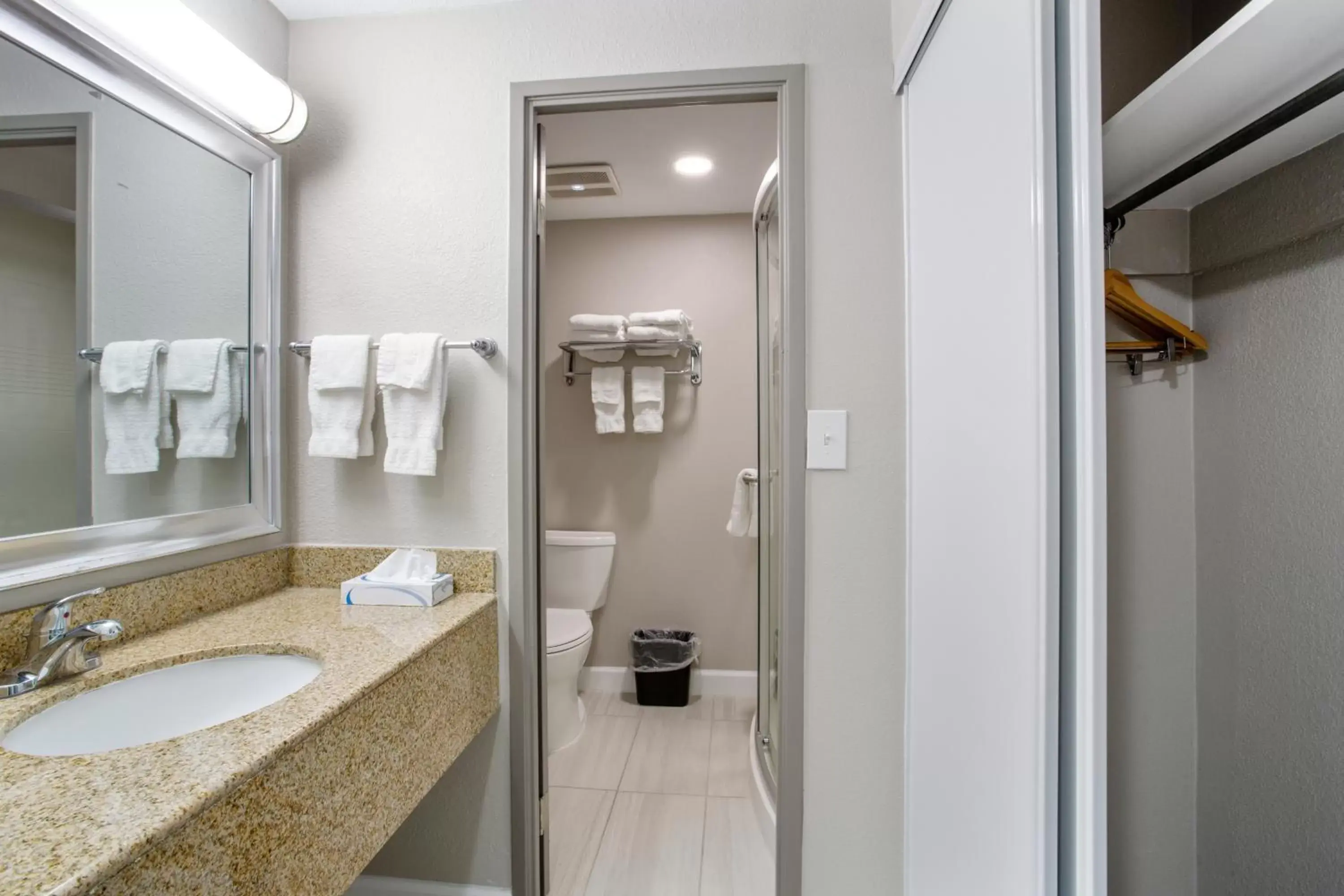 Bathroom in Orangewood Inn & Suites Kansas City Airport