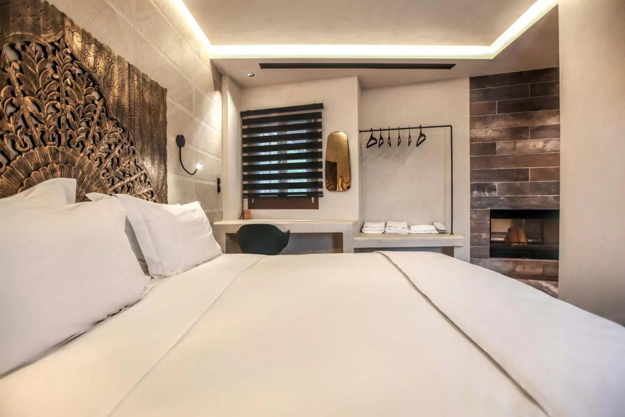 Bed in Meteora Heaven and Earth Kastraki premium suites