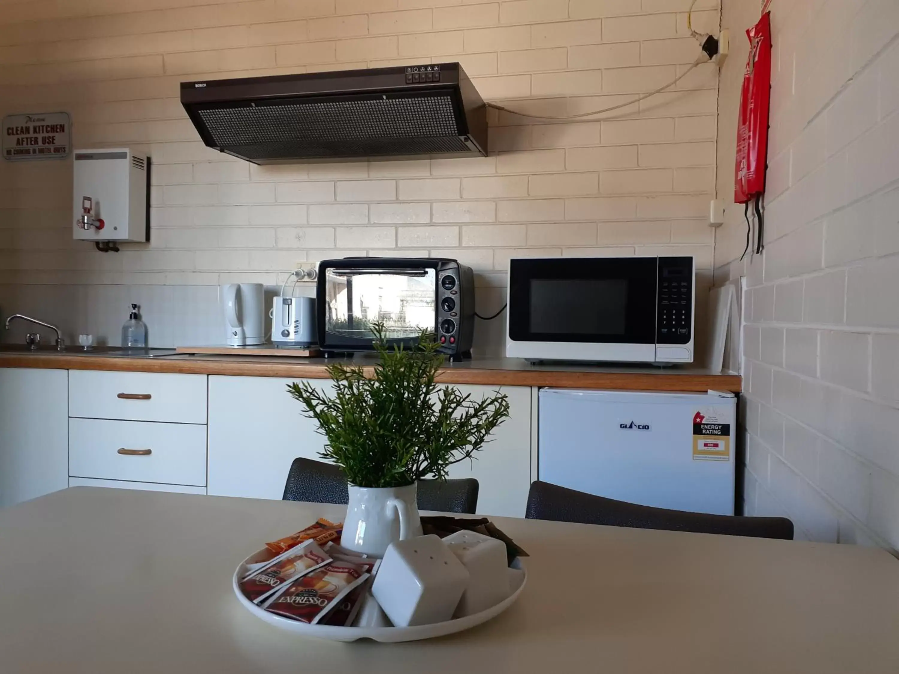 Communal kitchen, Kitchen/Kitchenette in Crest Motor Inn