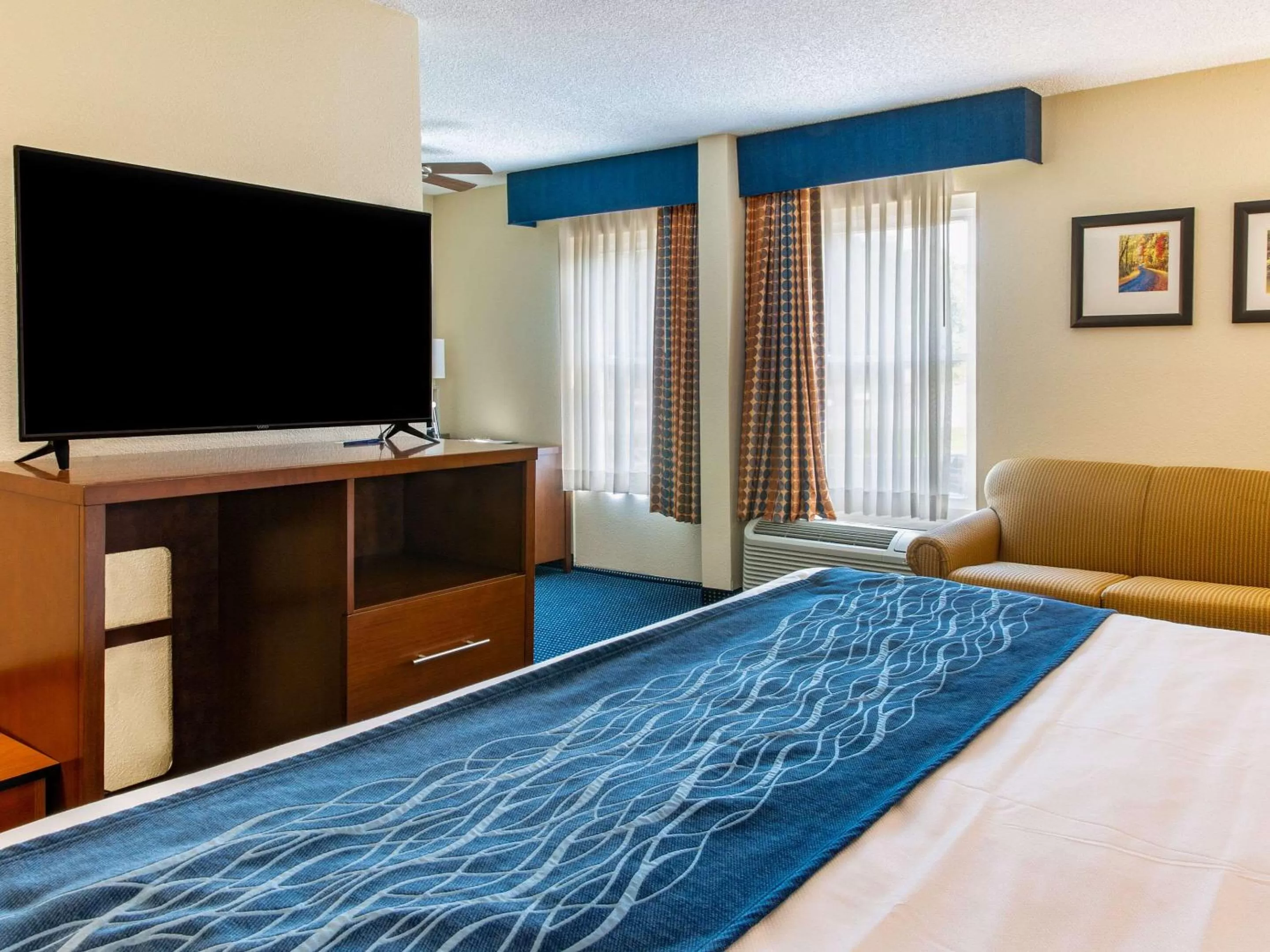 Bed in Comfort Inn Piketon near Fairgrounds