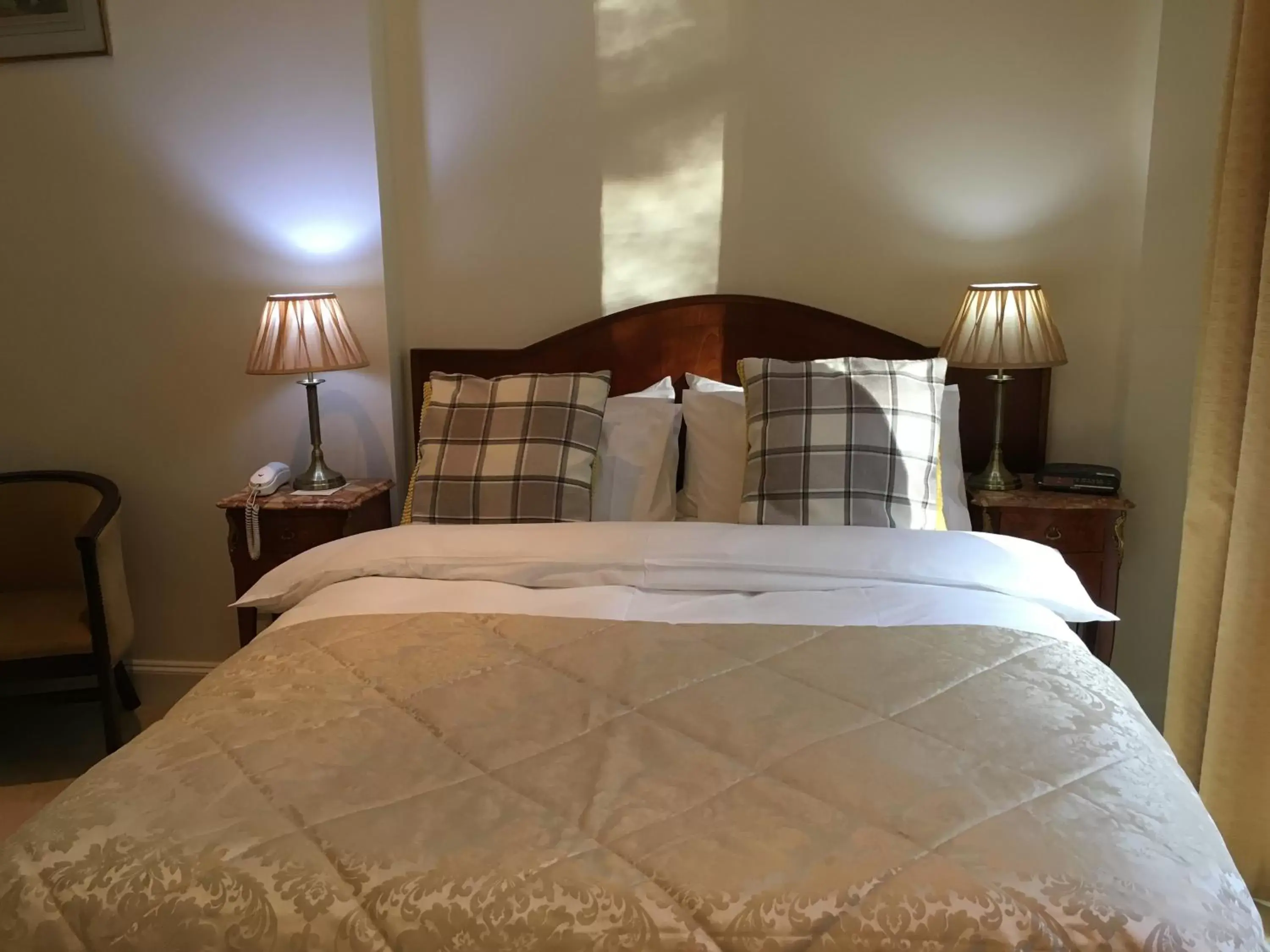 Bedroom, Bed in Mansfield House Hotel