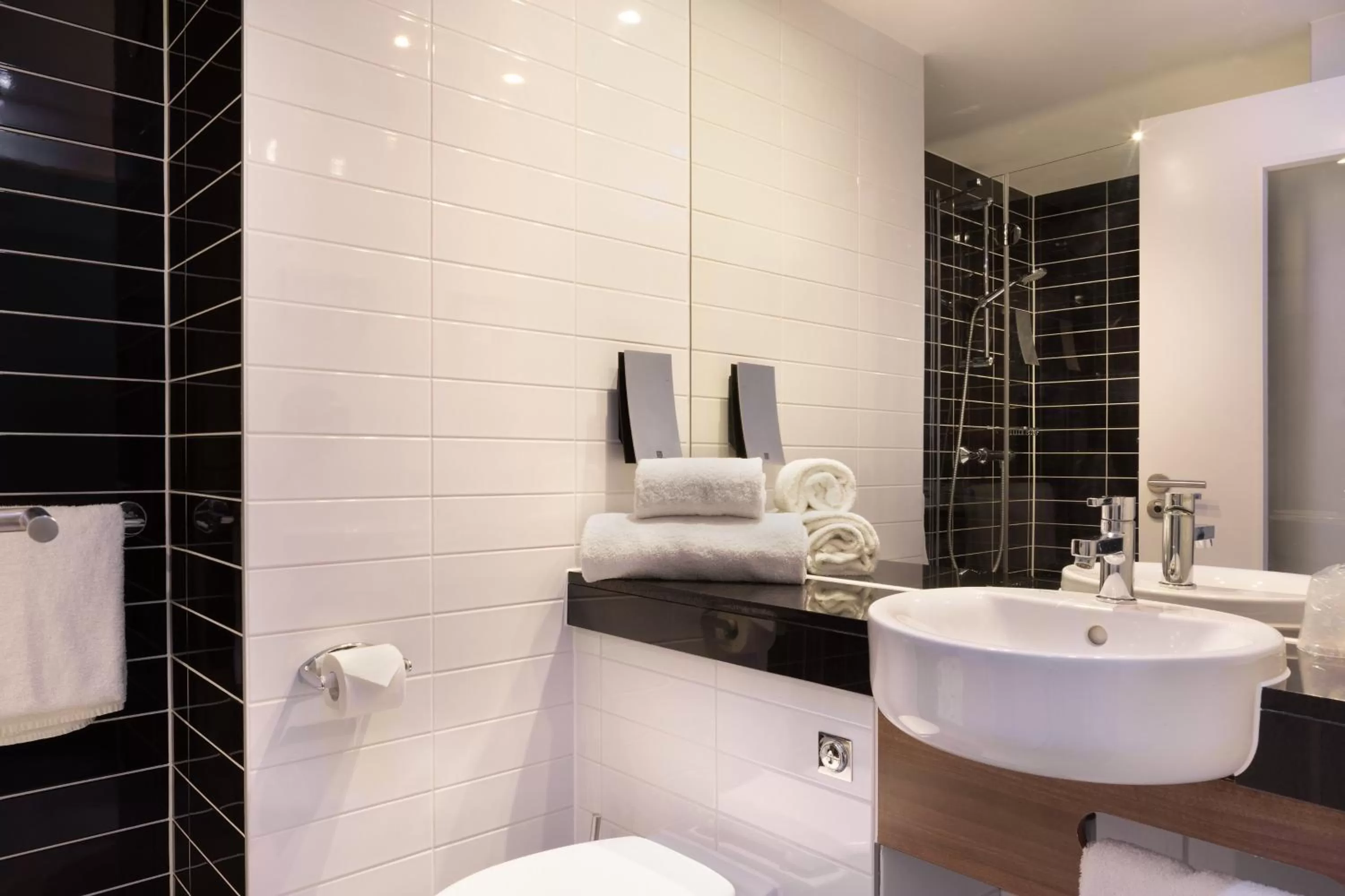 Bathroom in Holiday Inn Express Toulon - Est by IHG