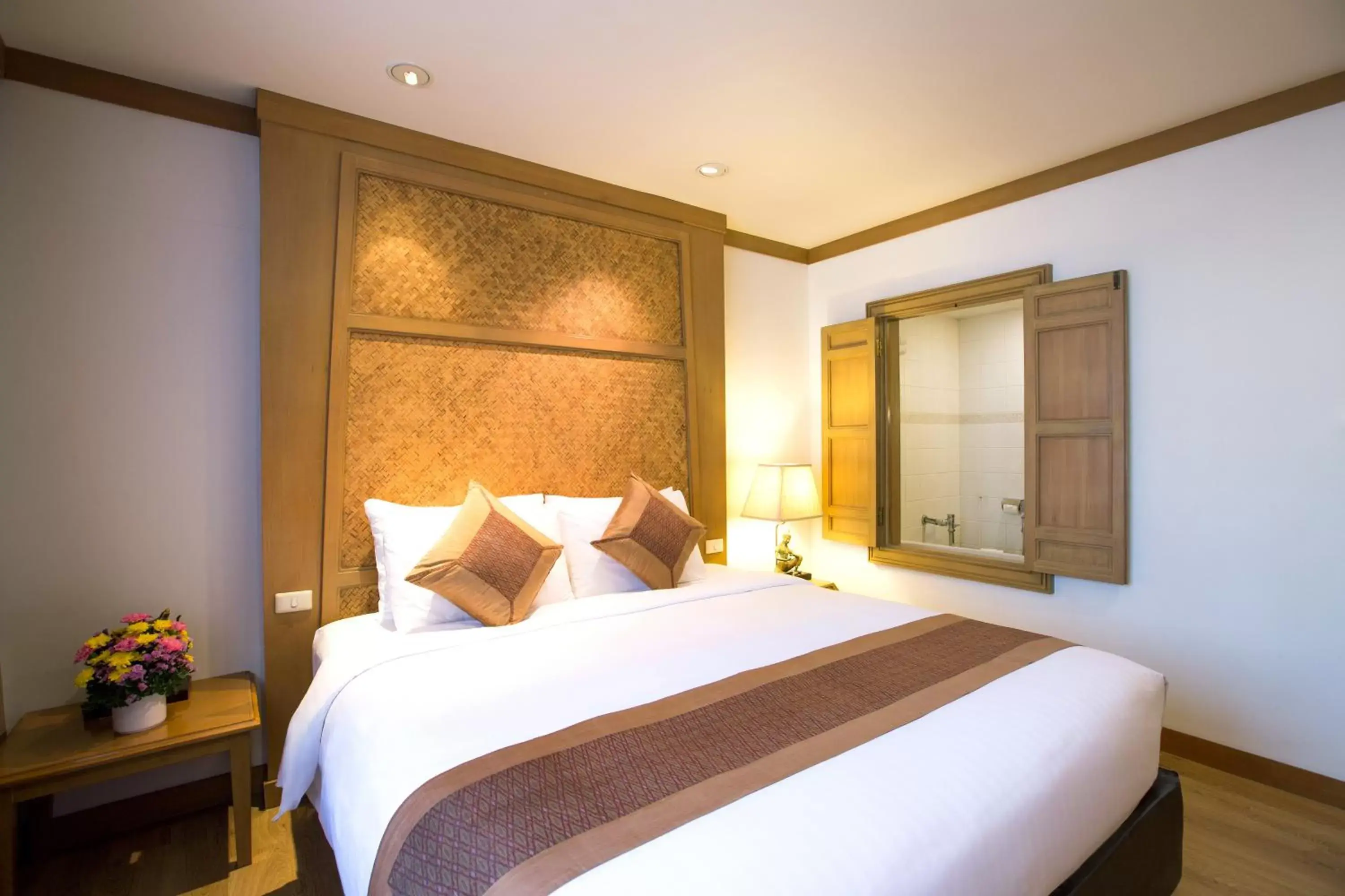Bedroom, Bed in The Tarntawan Hotel Surawong Bangkok