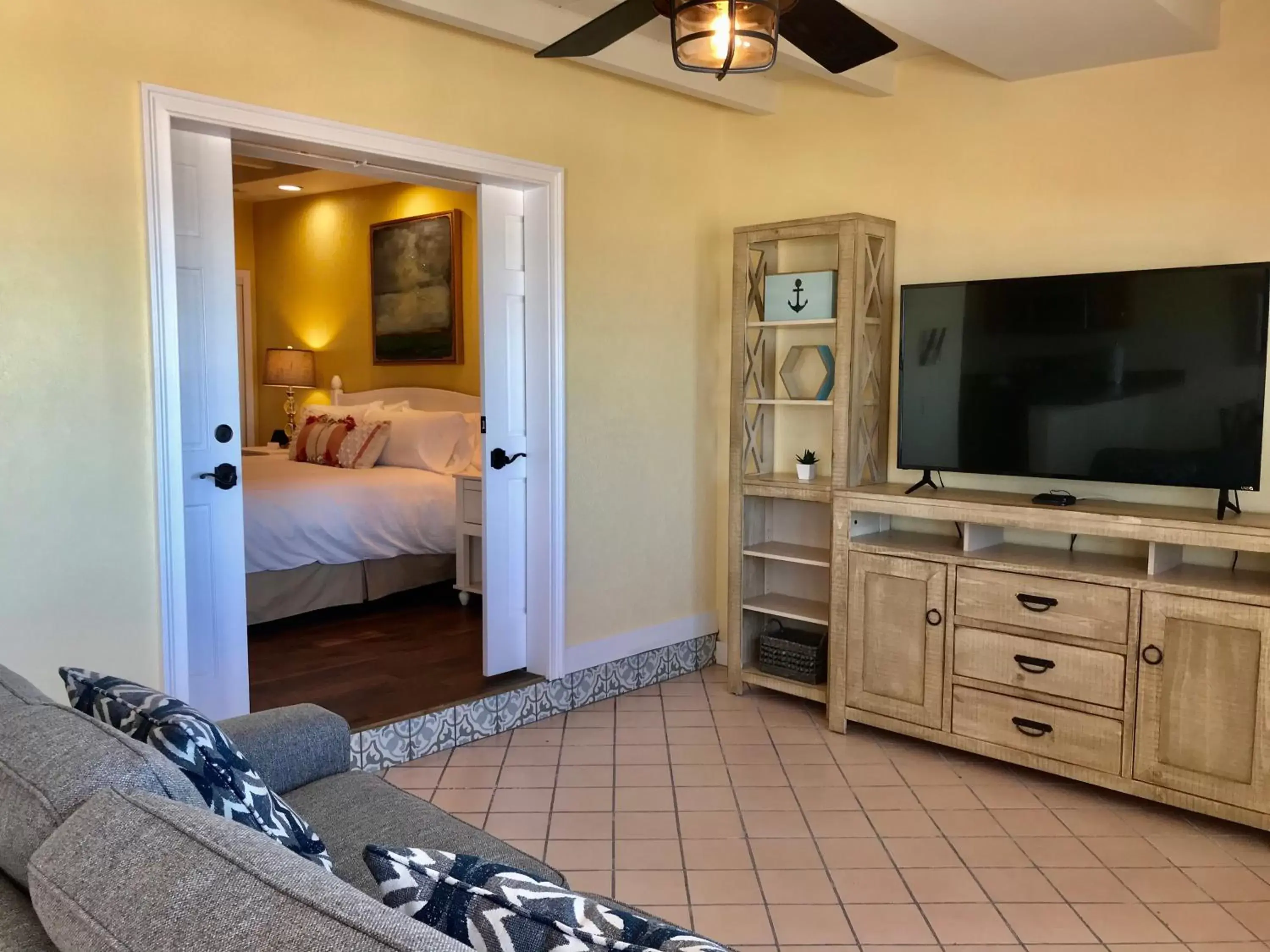 Living room, Bed in Quinta Pacifica Beachfront Villas