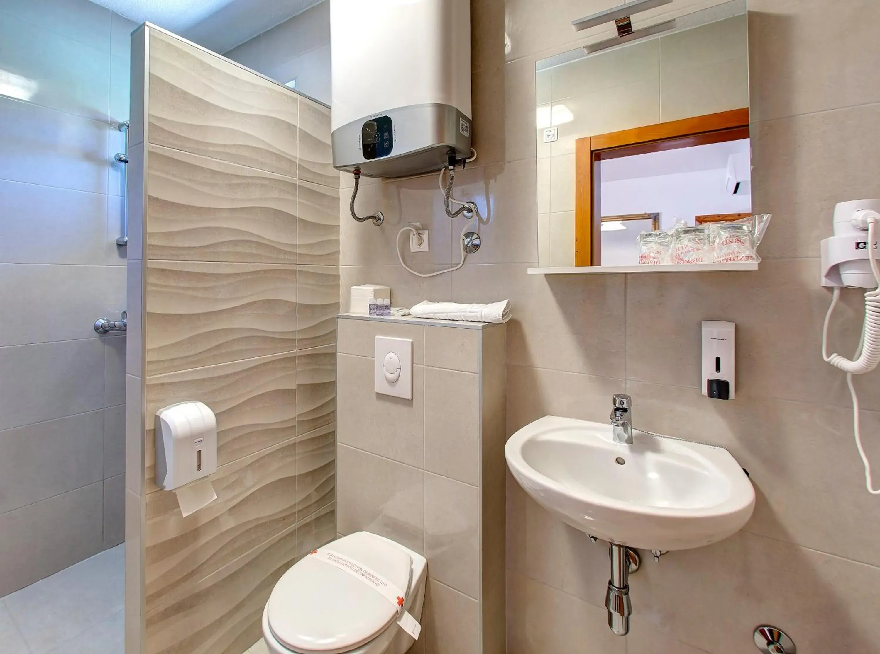 Shower, Bathroom in Hotel Almira