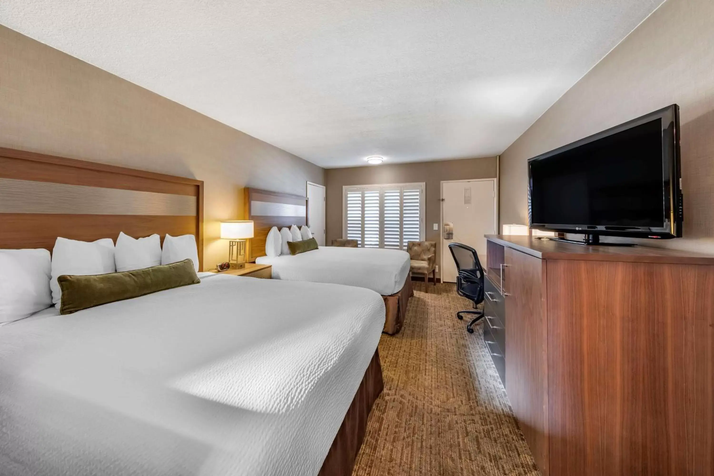 Queen Suite with Three Queen Beds in Best Western Plus Anaheim Inn Queen Suite with Three Queen Beds in Best Western Plus Anaheim Inn