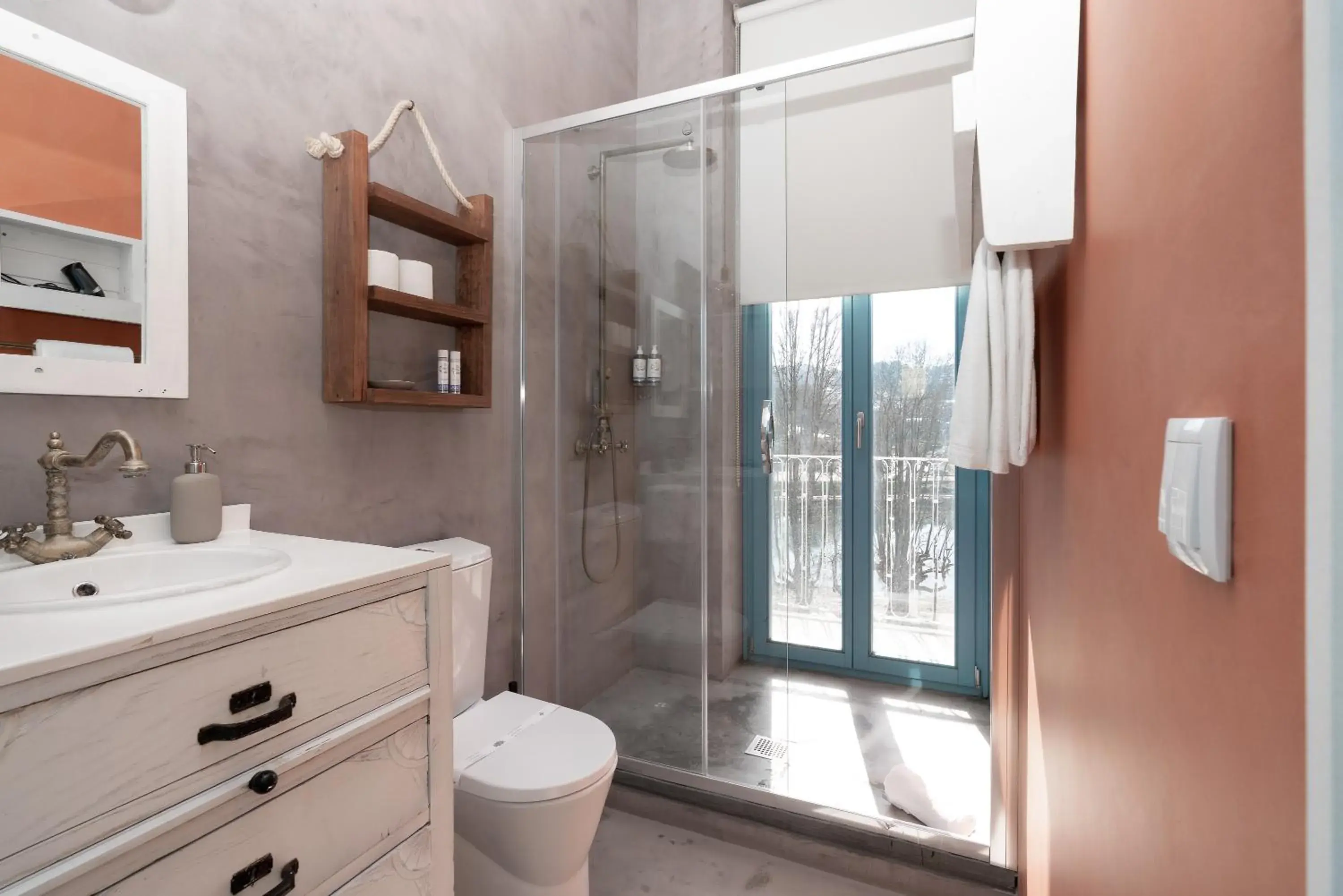 Shower, Bathroom in Des Arts Hostel and Suites