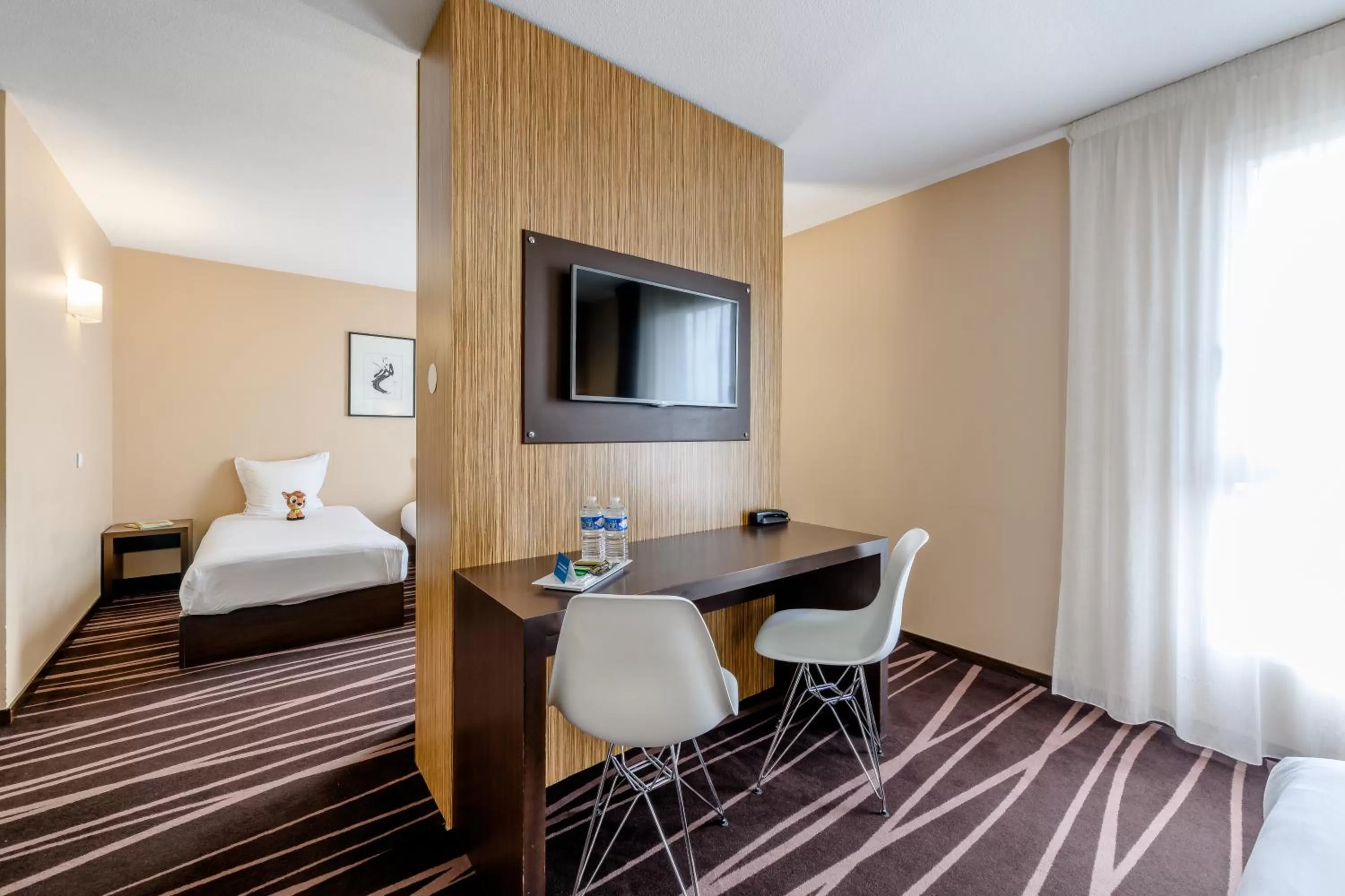 Seating area, Bed in Comfort Aparthotel Bordeaux Begles Arena