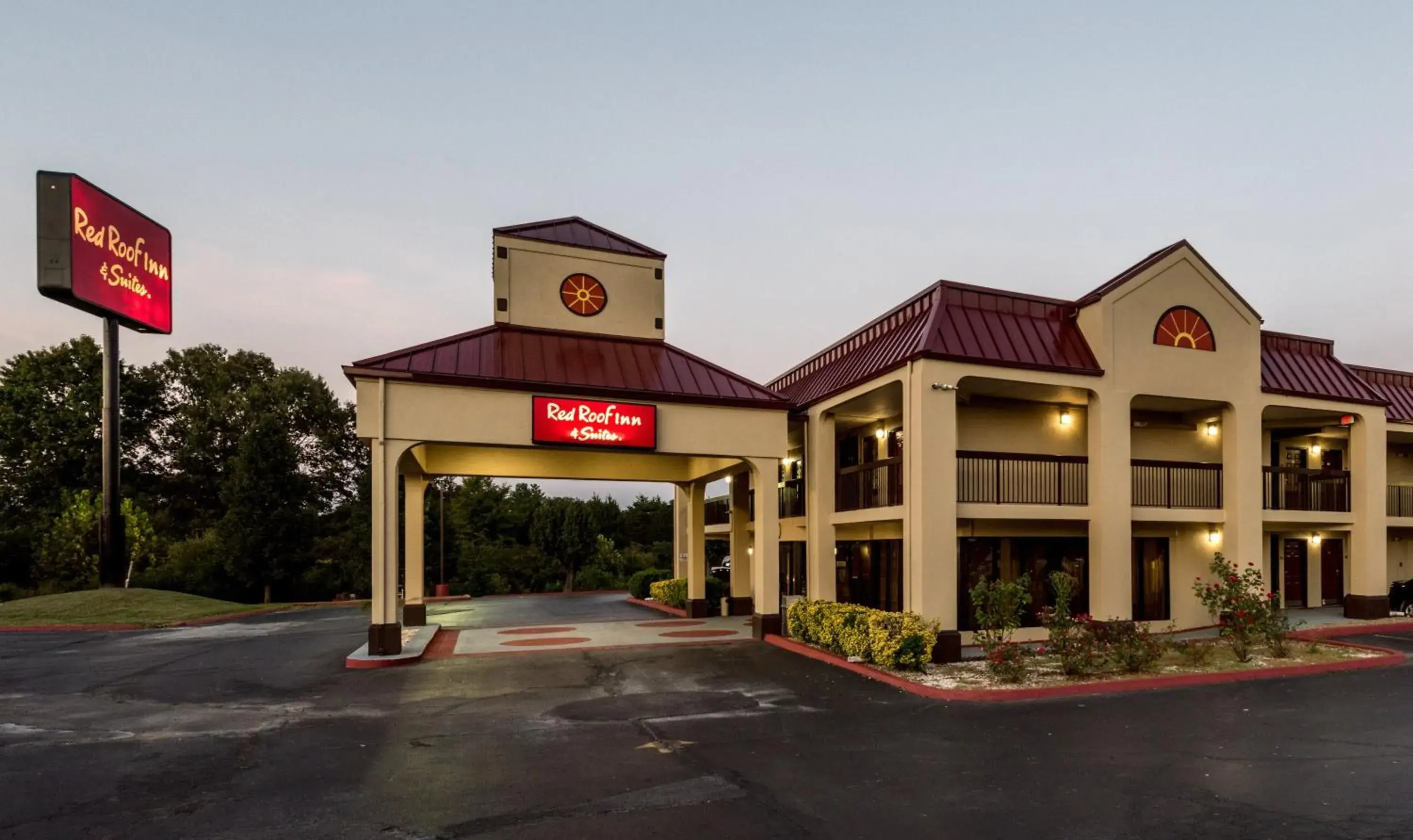 Property Building in Red Roof Inn & Suites Clinton