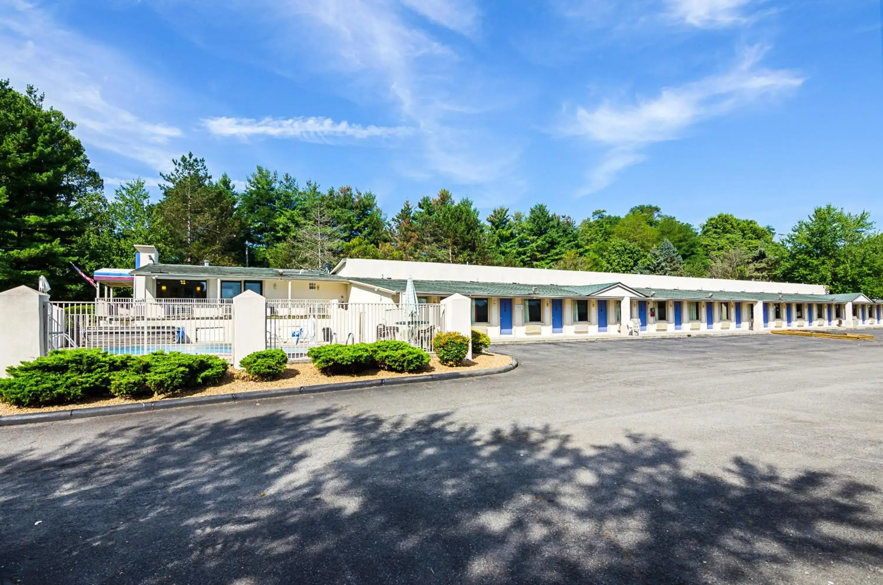 Swimming pool, Property Building in Rodeway Inn