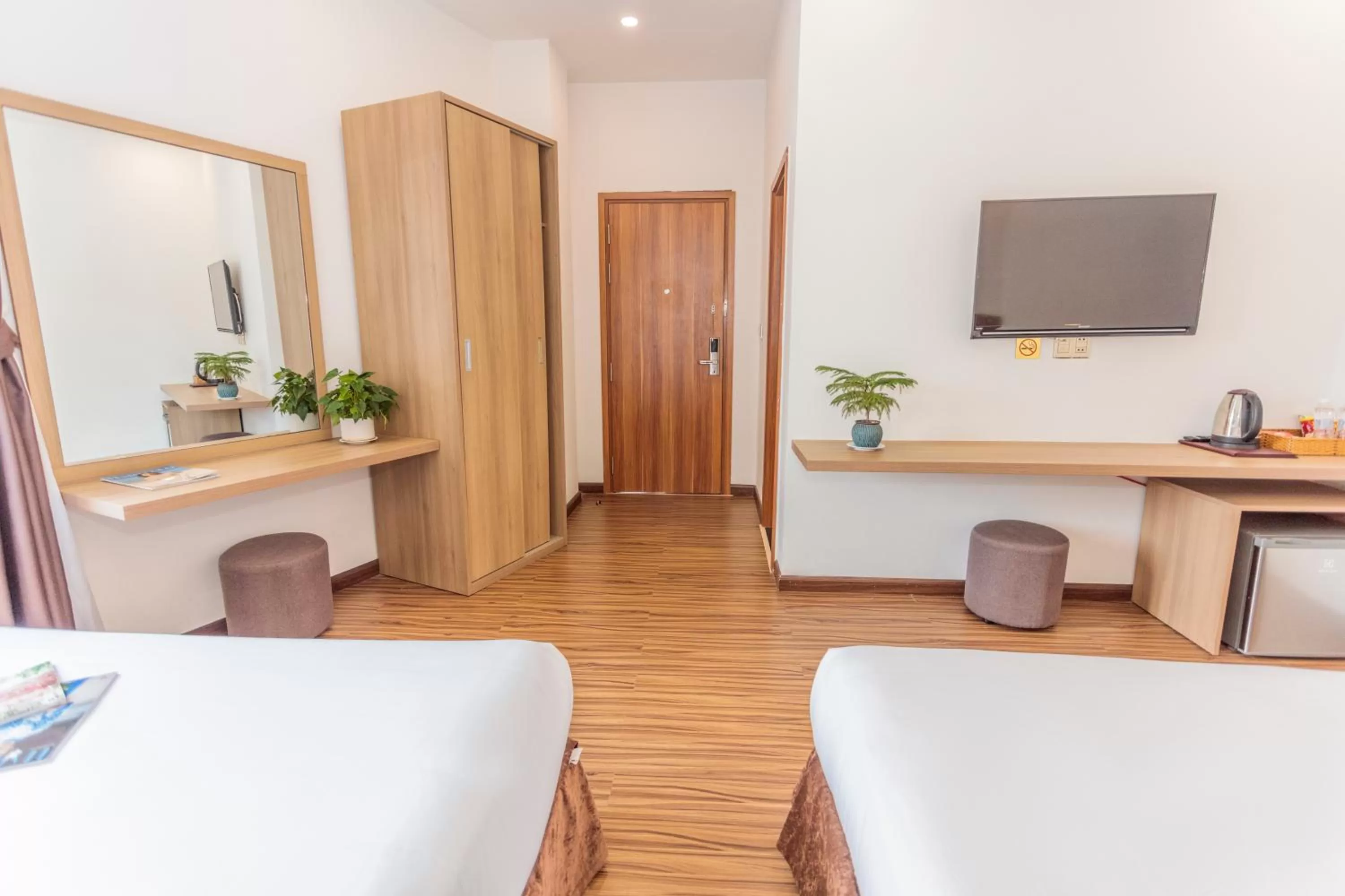 Bed, TV/Entertainment Center in President Hotel