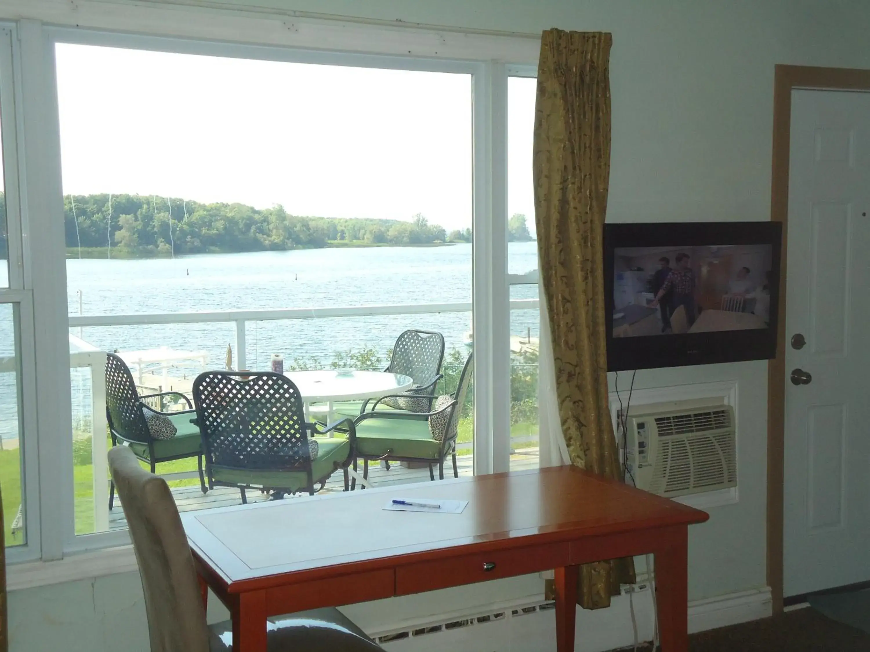 Lake view in Bayside Inn & Waterfront Suites