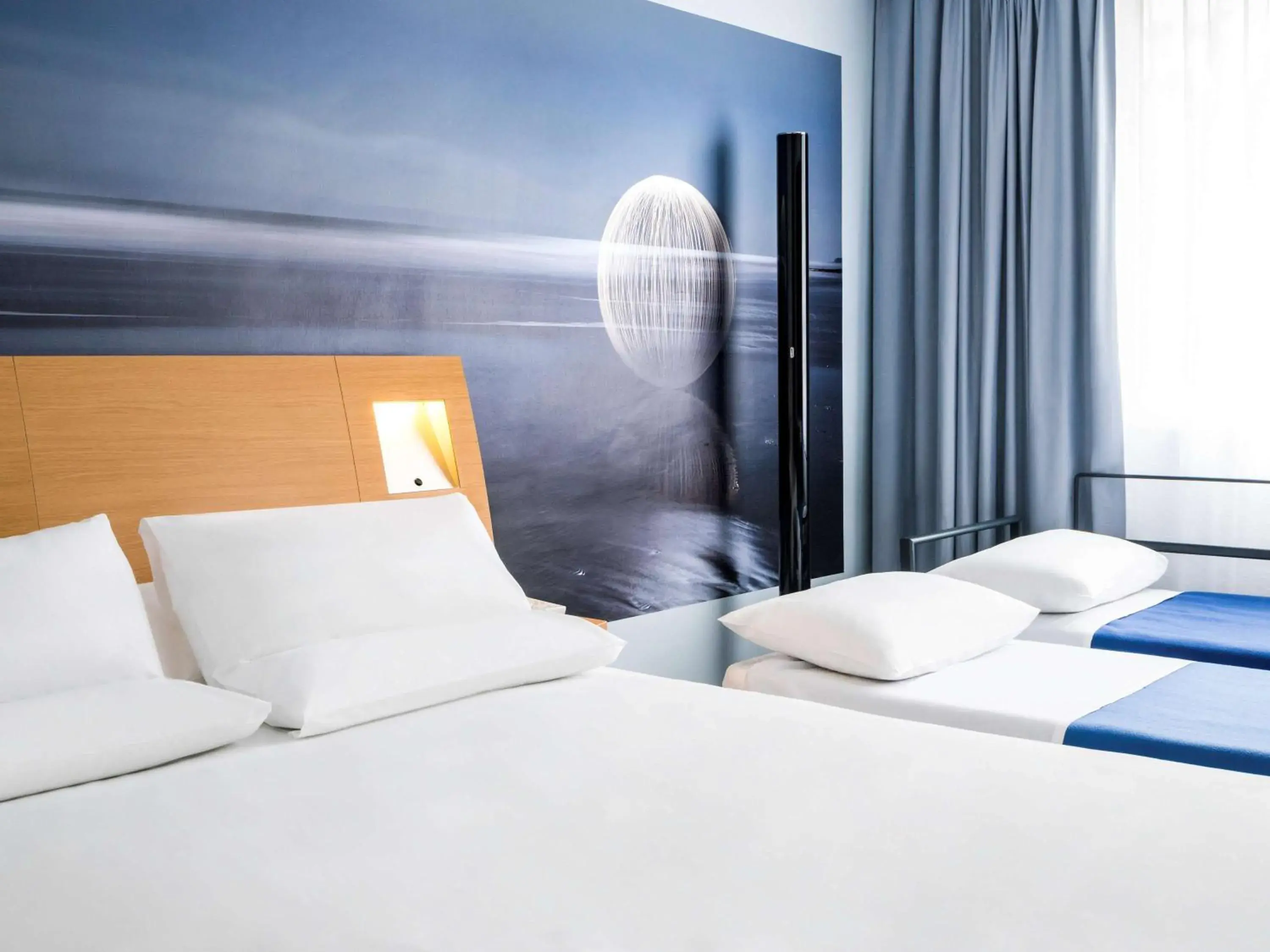 Photo of the whole room, Bed in Novotel Paris Saclay