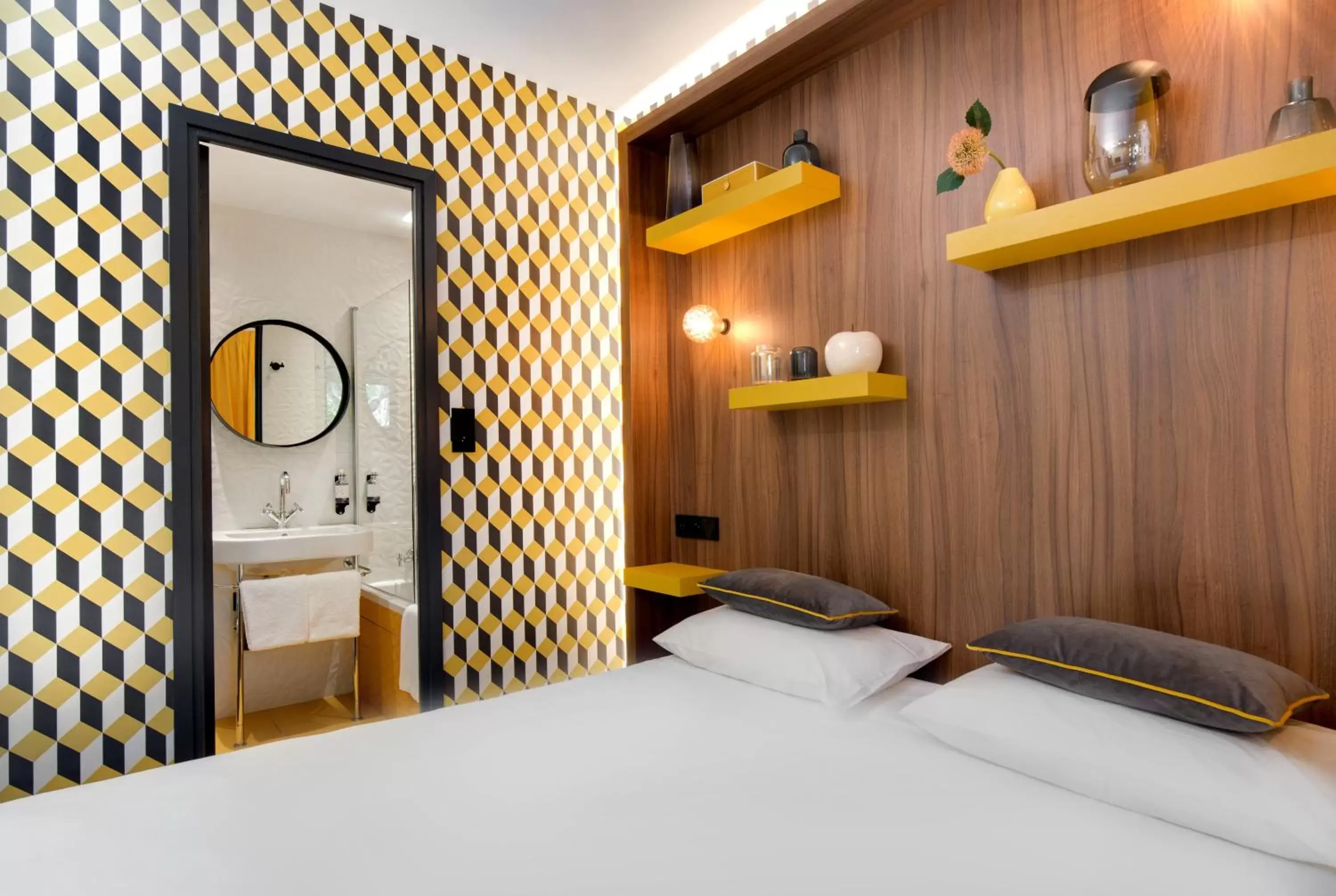 Bathroom, Bed in Hôtel Montmorency & Spa