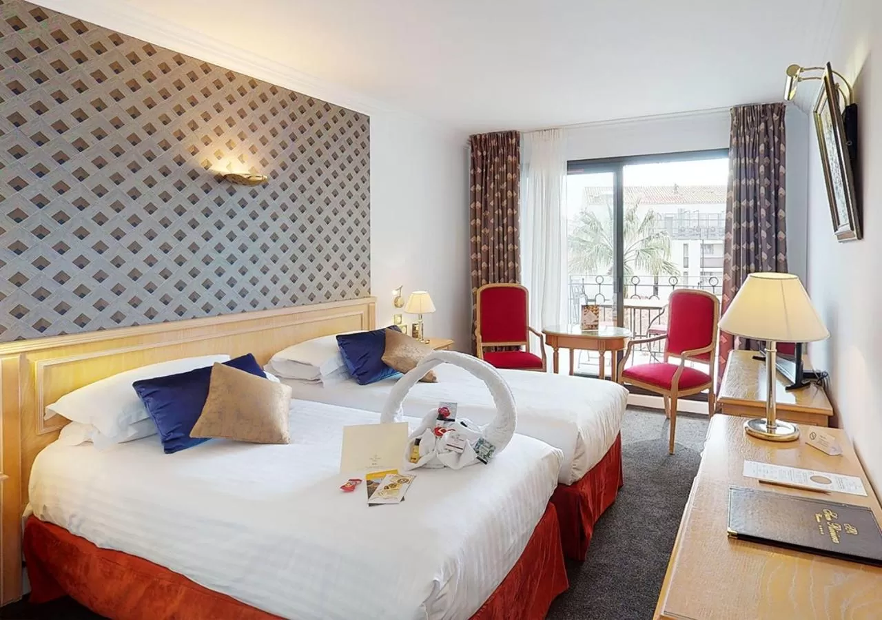 Bedroom, Bed in Sun Riviera Hotel