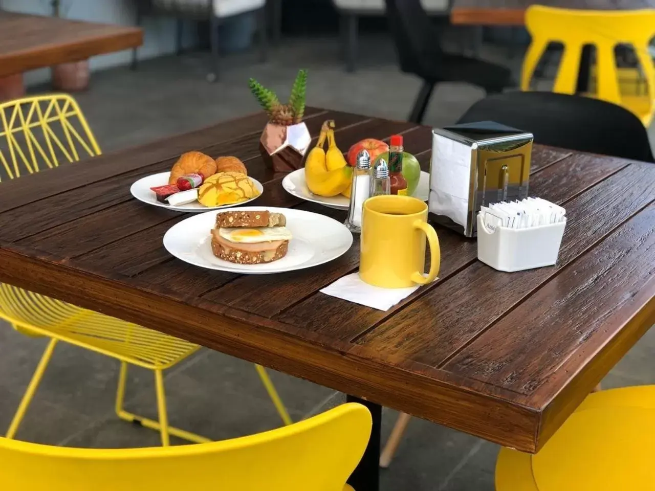 Food and drinks in The Yellow Capsule Experience