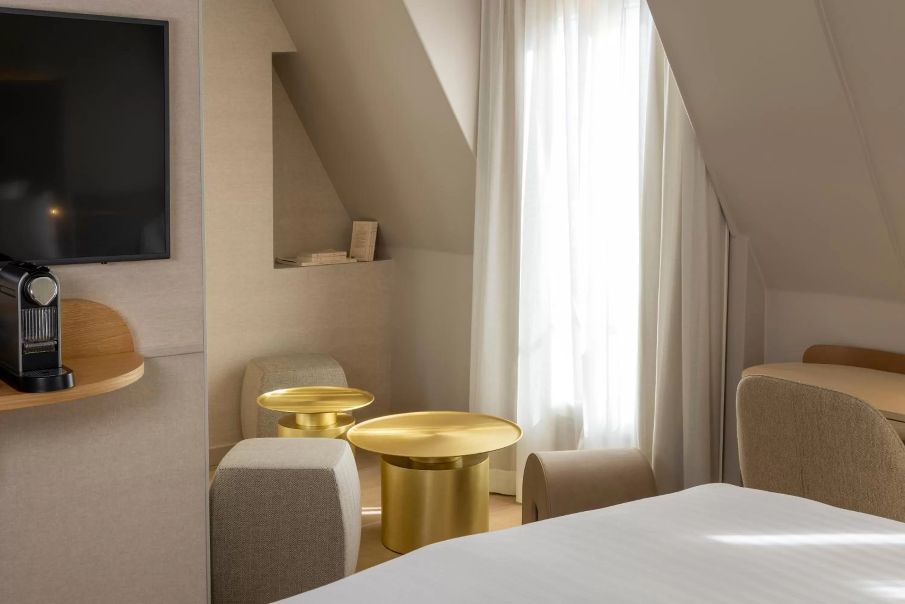 Bedroom, Bed in Hôtel Beige