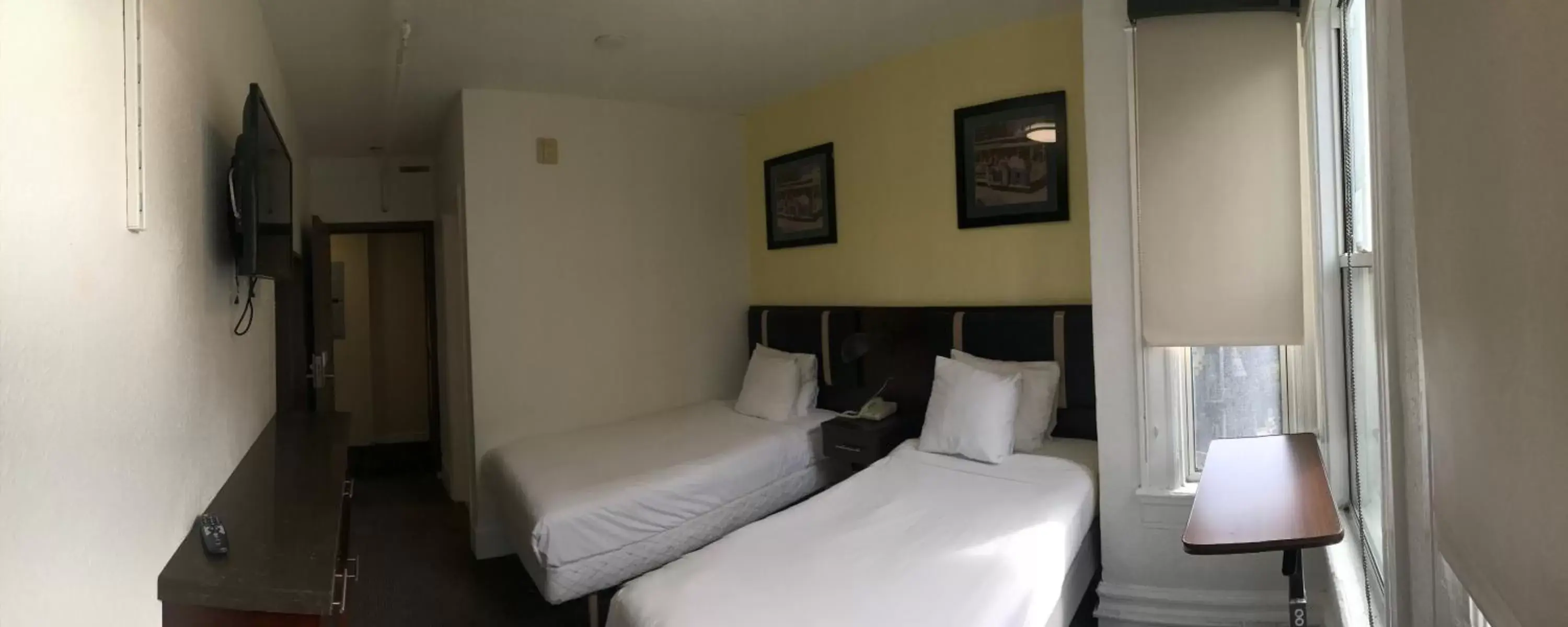 Bedroom, Bed in Casa Loma Hotel