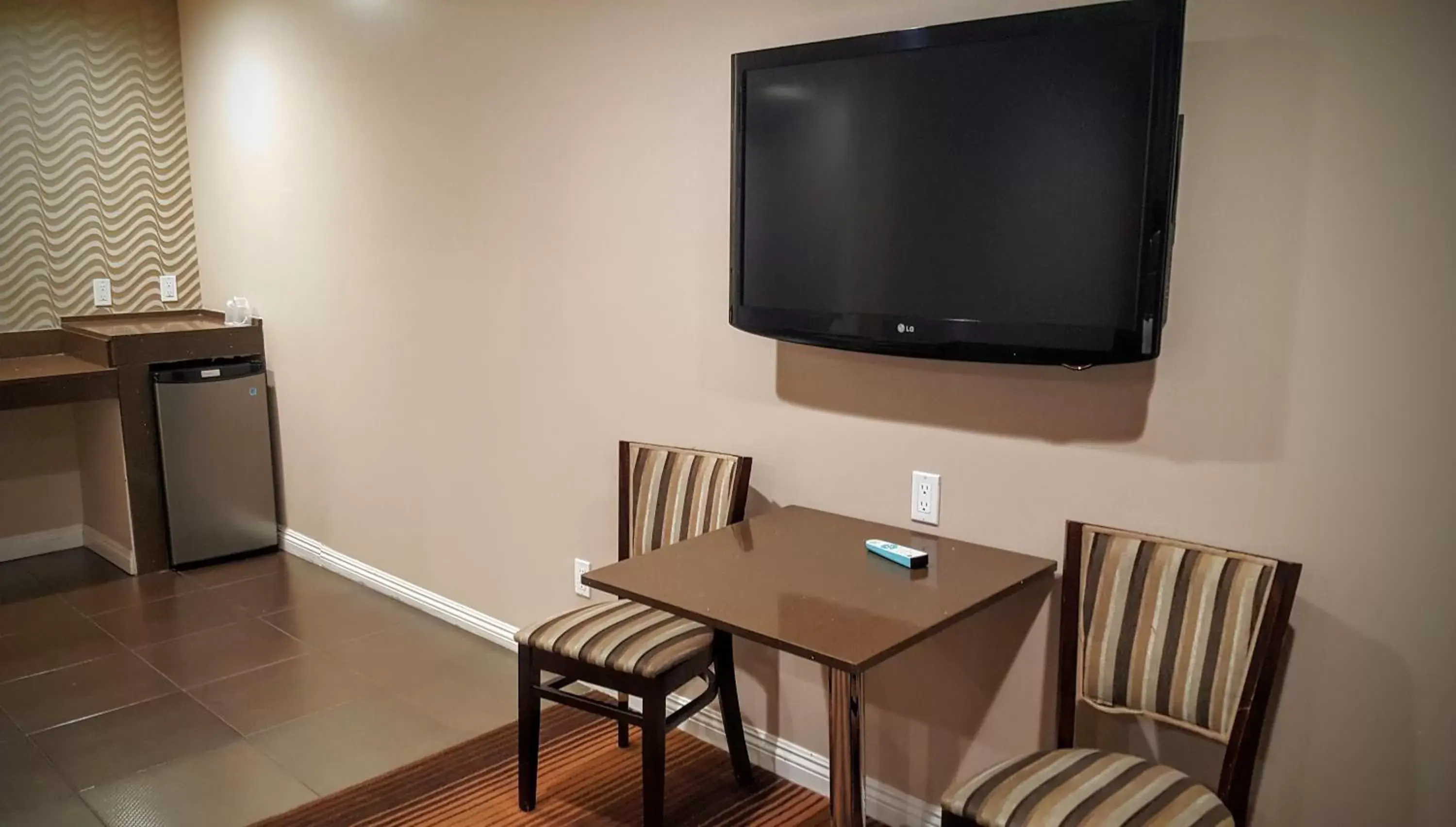 TV and multimedia, TV/Entertainment Center in Gardena Terrace Inn