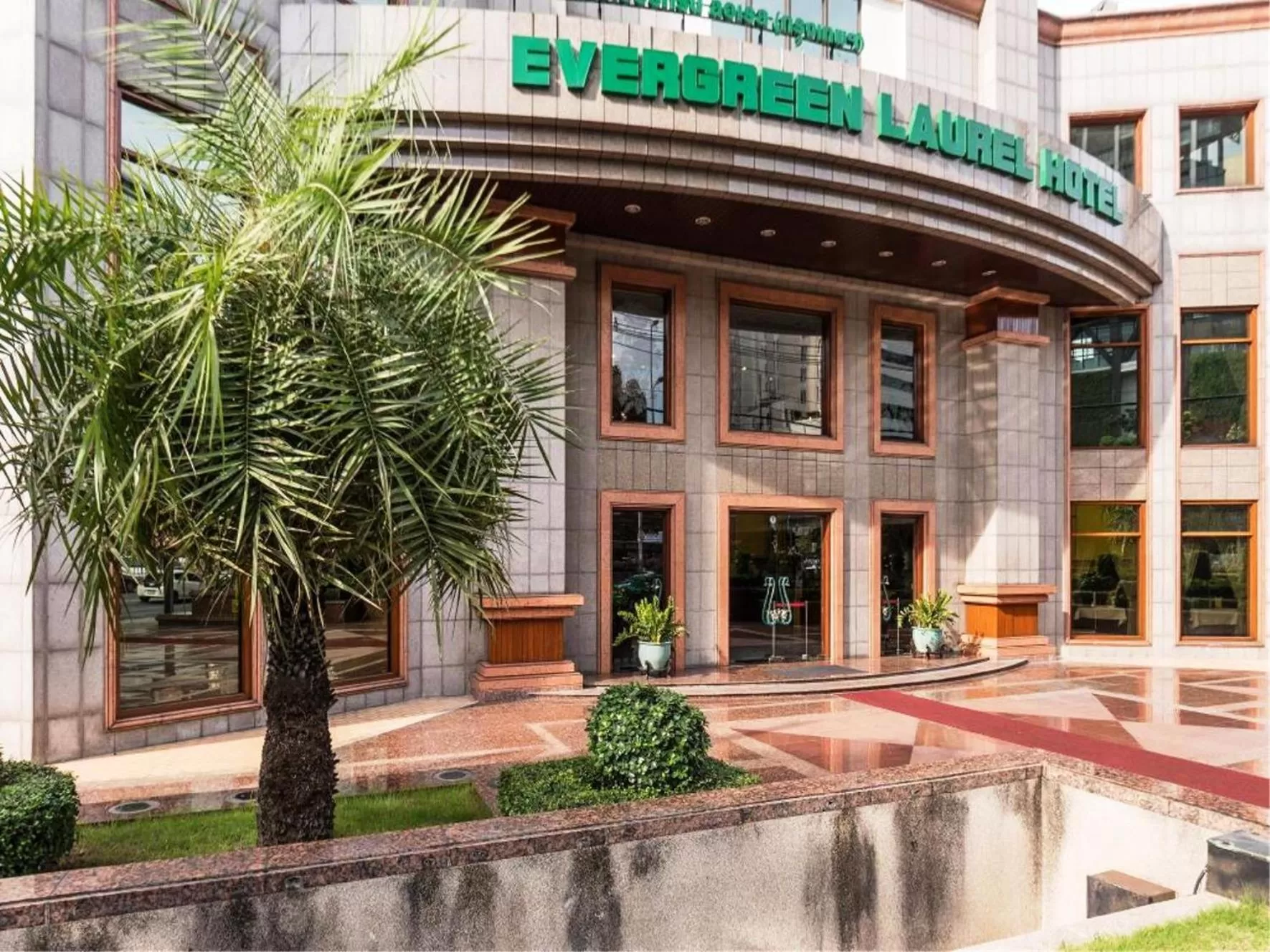 Facade/entrance in Evergreen Laurel Hotel Bangkok