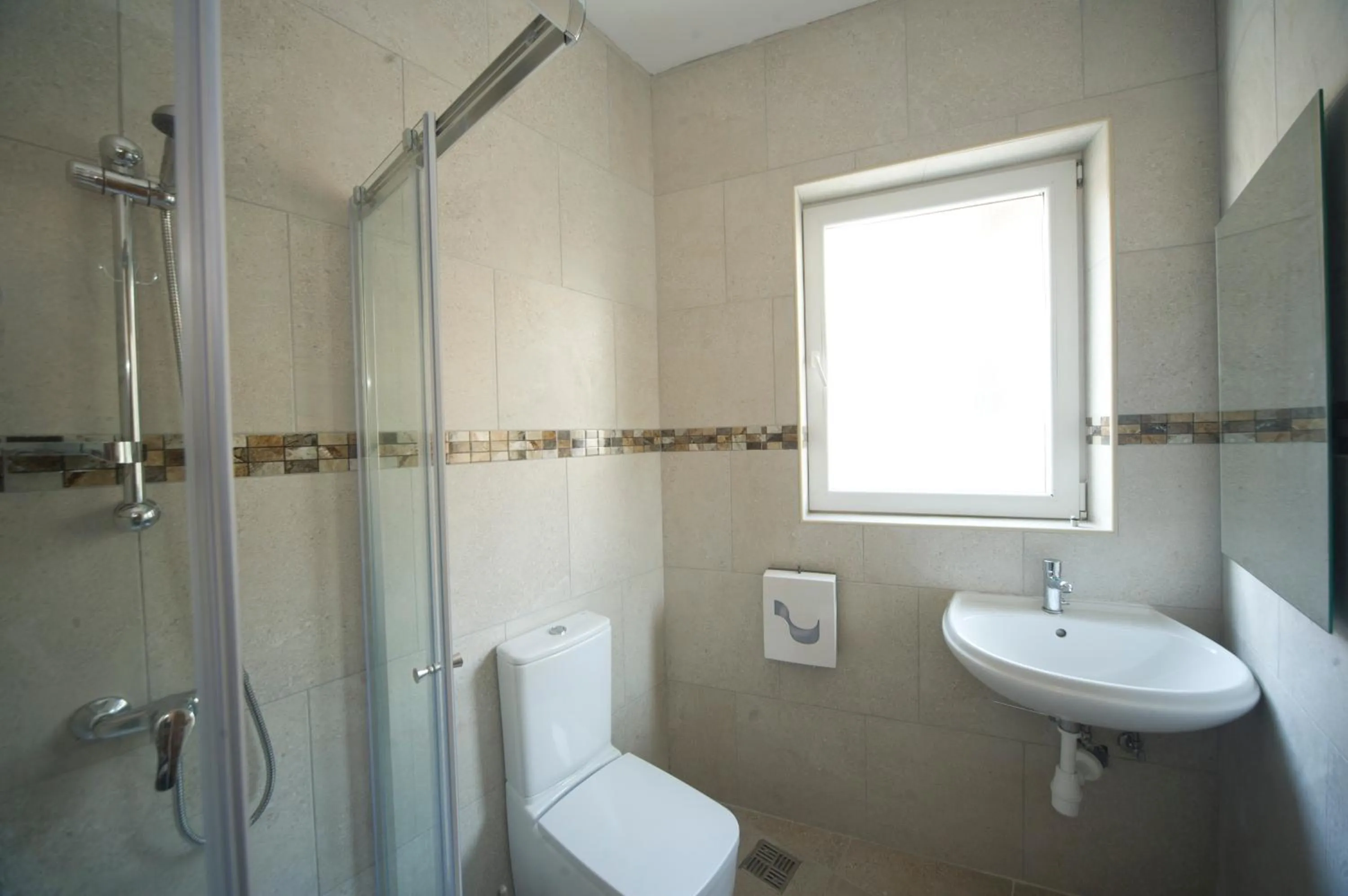 Deluxe Queen Room with Ensuite in Marco Polo Party Hostel