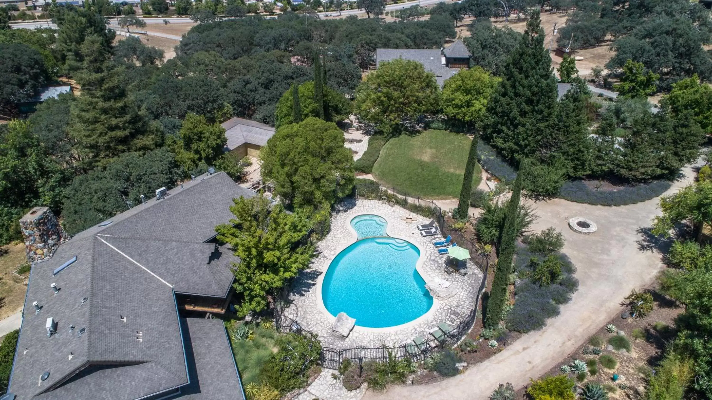 Swimming pool, Bird's-eye View in Inn Paradiso
