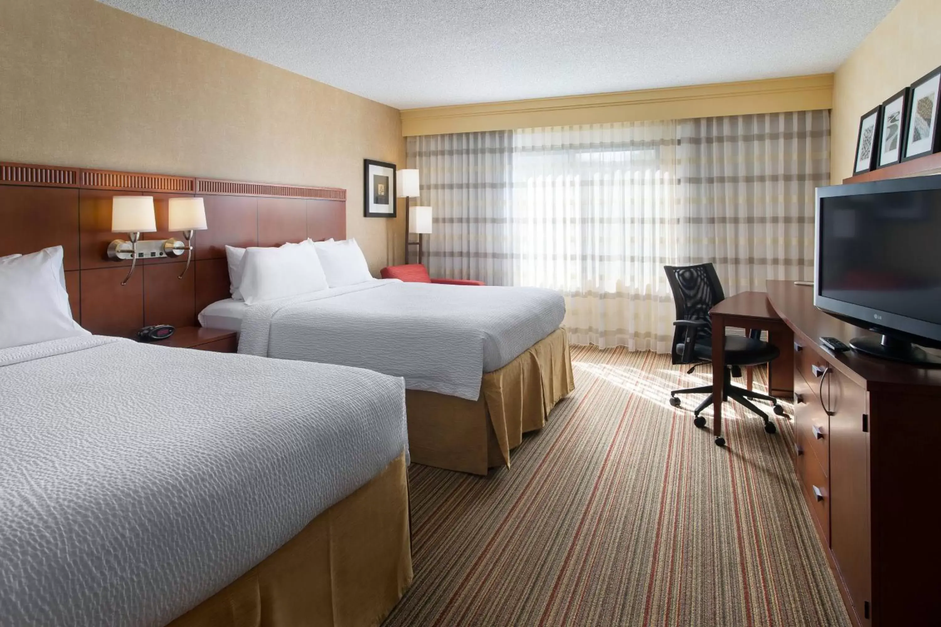 Photo of the whole room, Bed in Courtyard Sacramento Airport Natomas