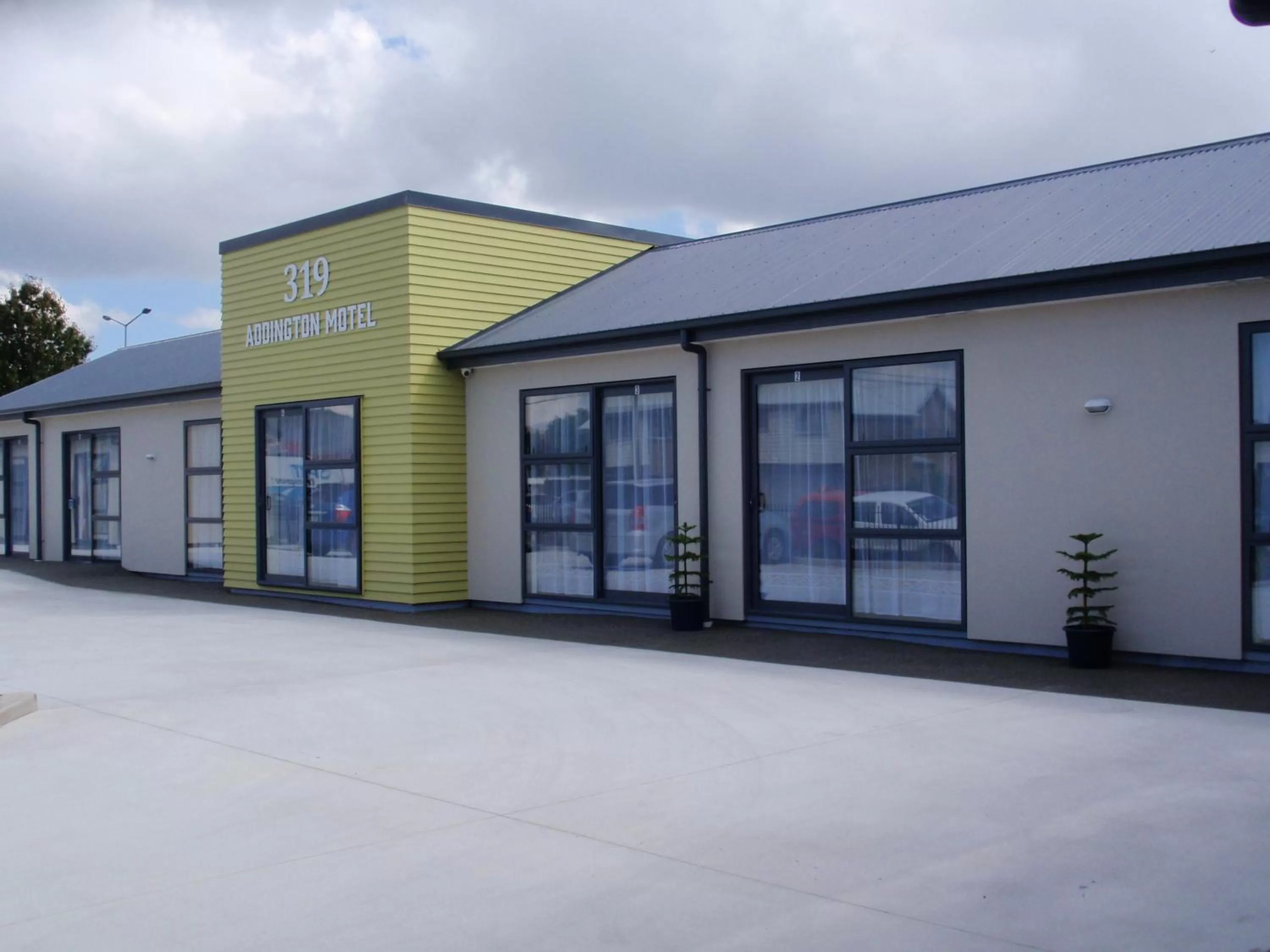 Property building in 319 Addington Motel