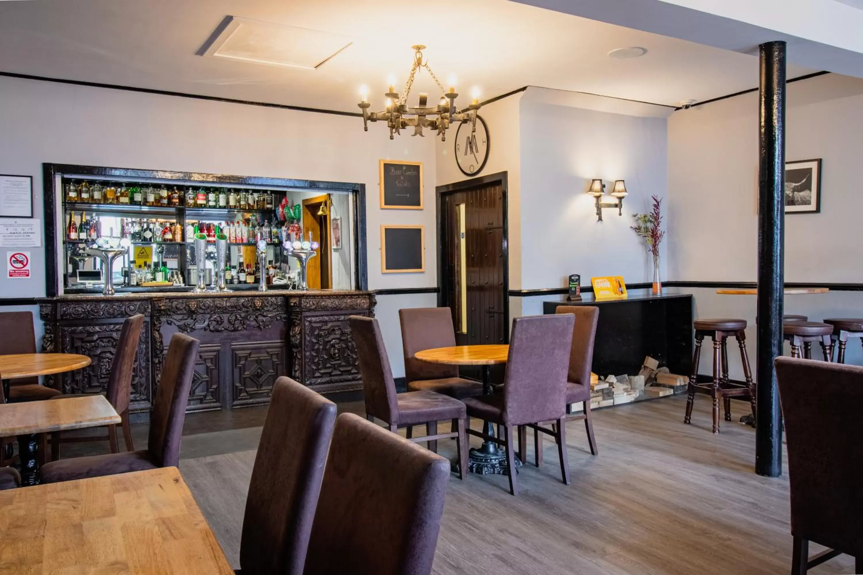 Lounge or bar, Restaurant/Places to Eat in The Ben Mhor Hotel, Bar & Restaurant