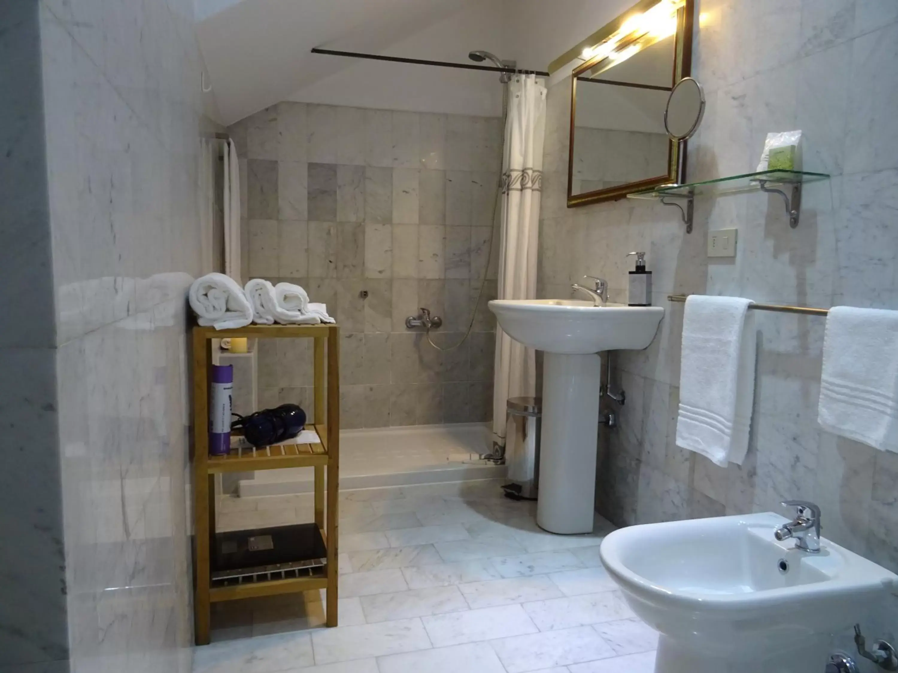 Bathroom in CharmeRooms Villa Moroni