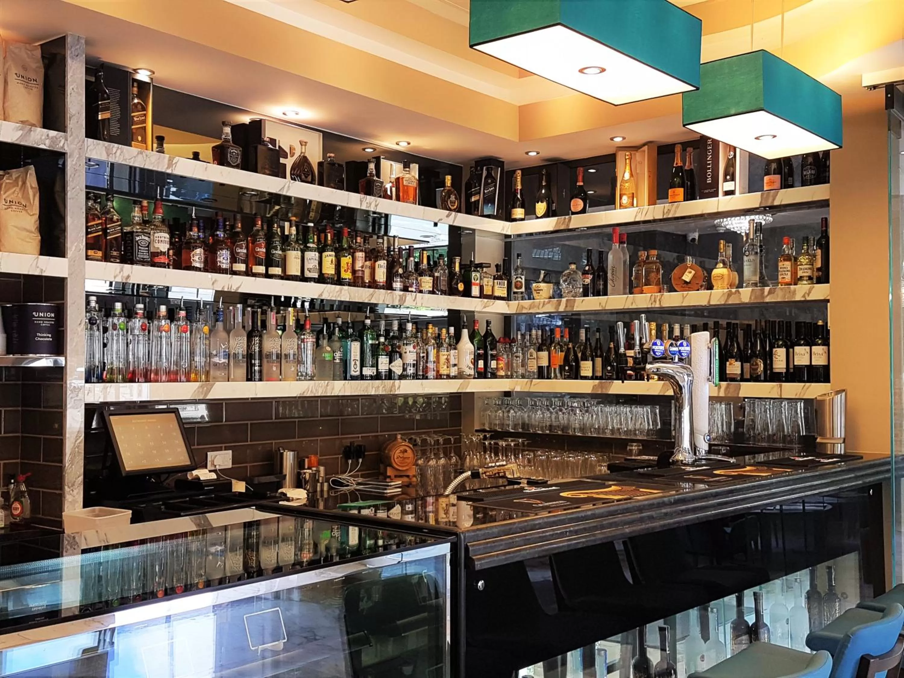 Lounge or bar in The Lion & Key Hotel